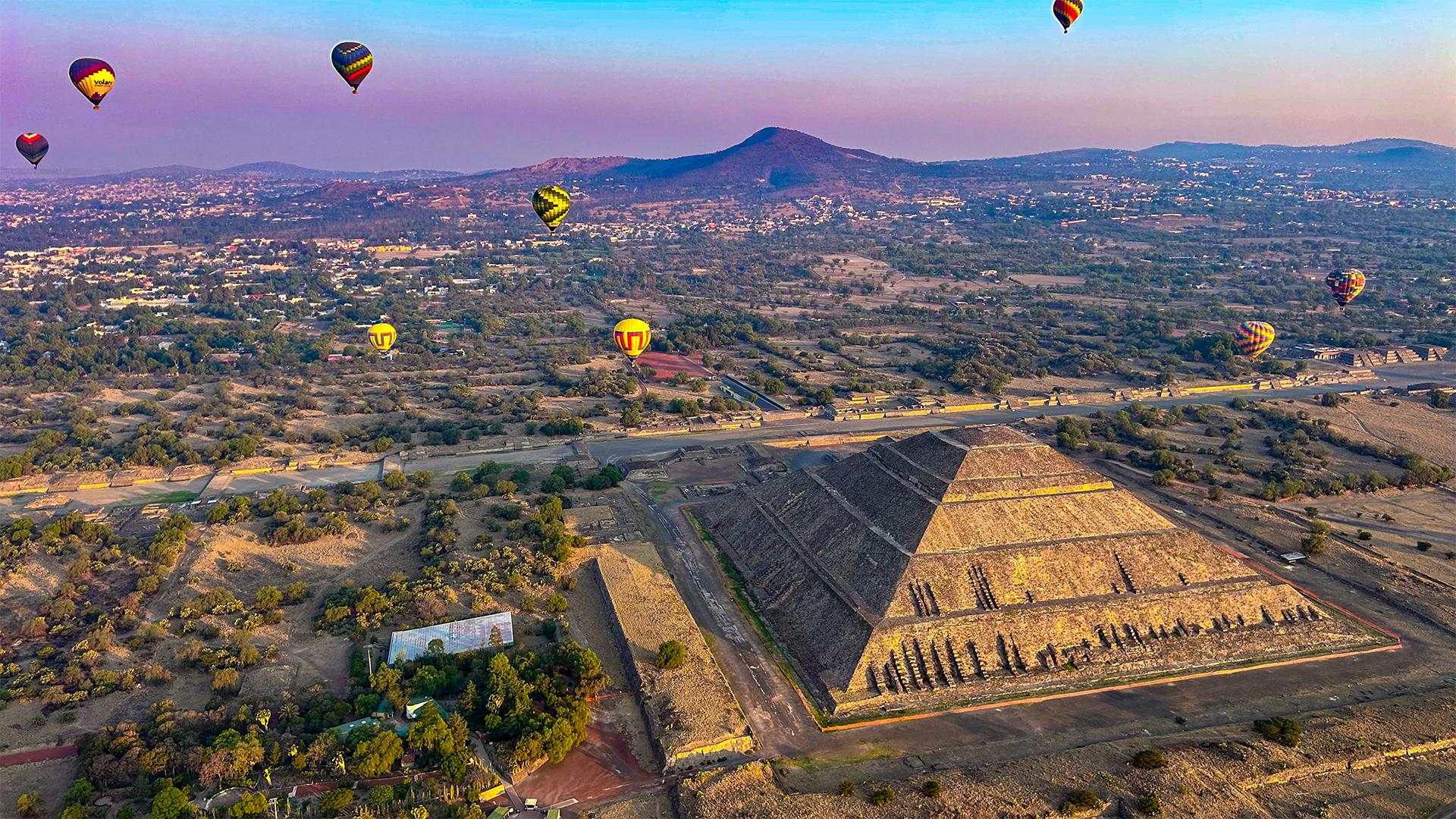 Teotihuacan Sunrise Hot Air Balloon Flight with Breakfast