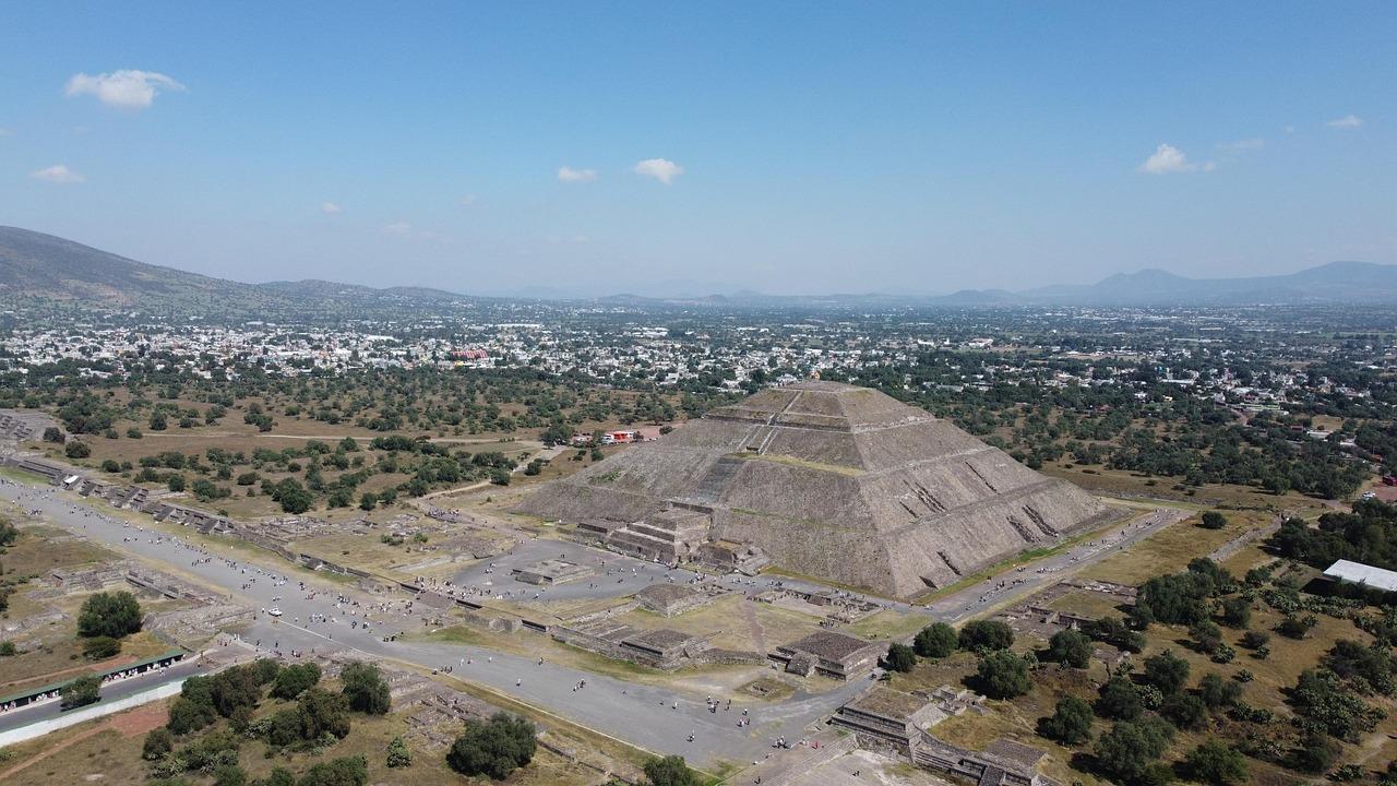 Mexico City: Teotihuacan, Tlatelolco & Guadalupe Shrine Expedition