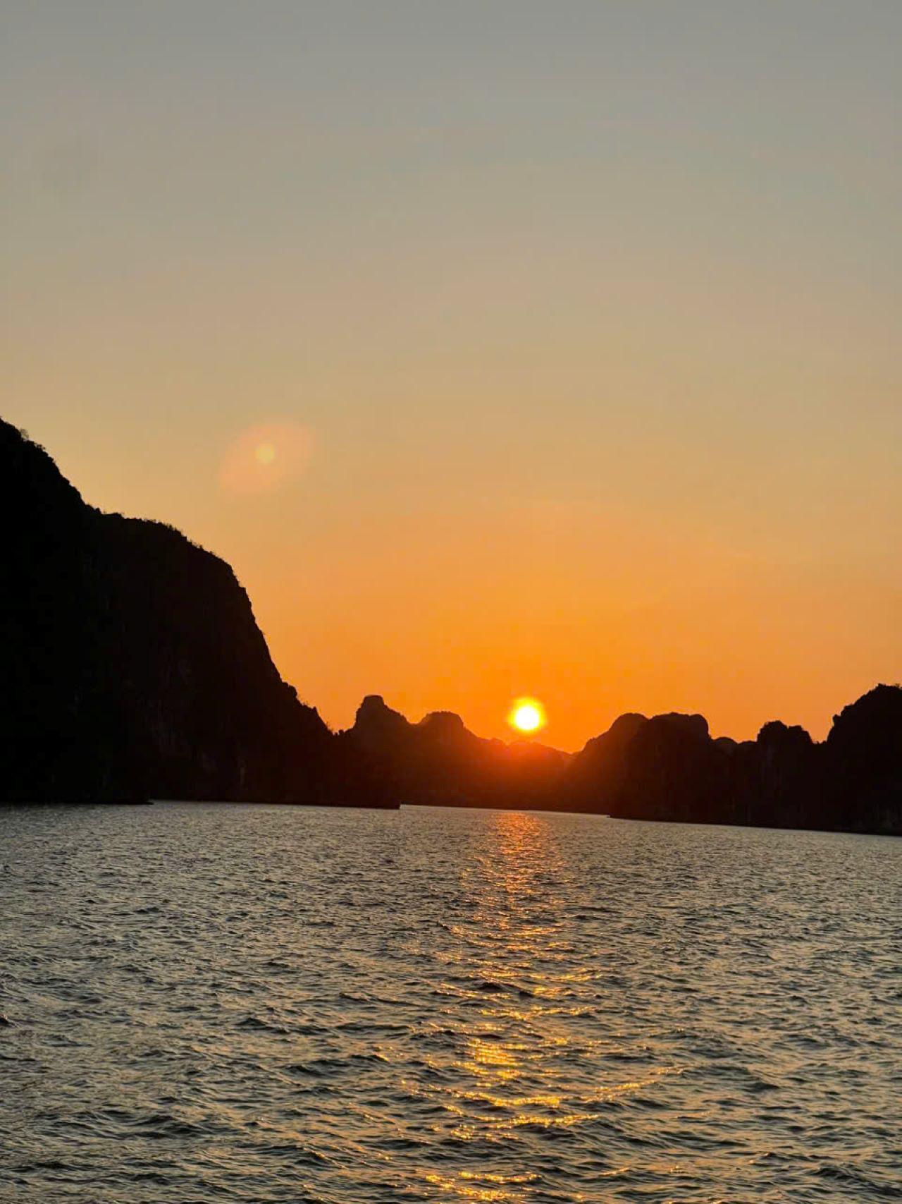 Ha Long Bay Day Trip from Hanoi: Luxury or Standard Cruise with Lunch
