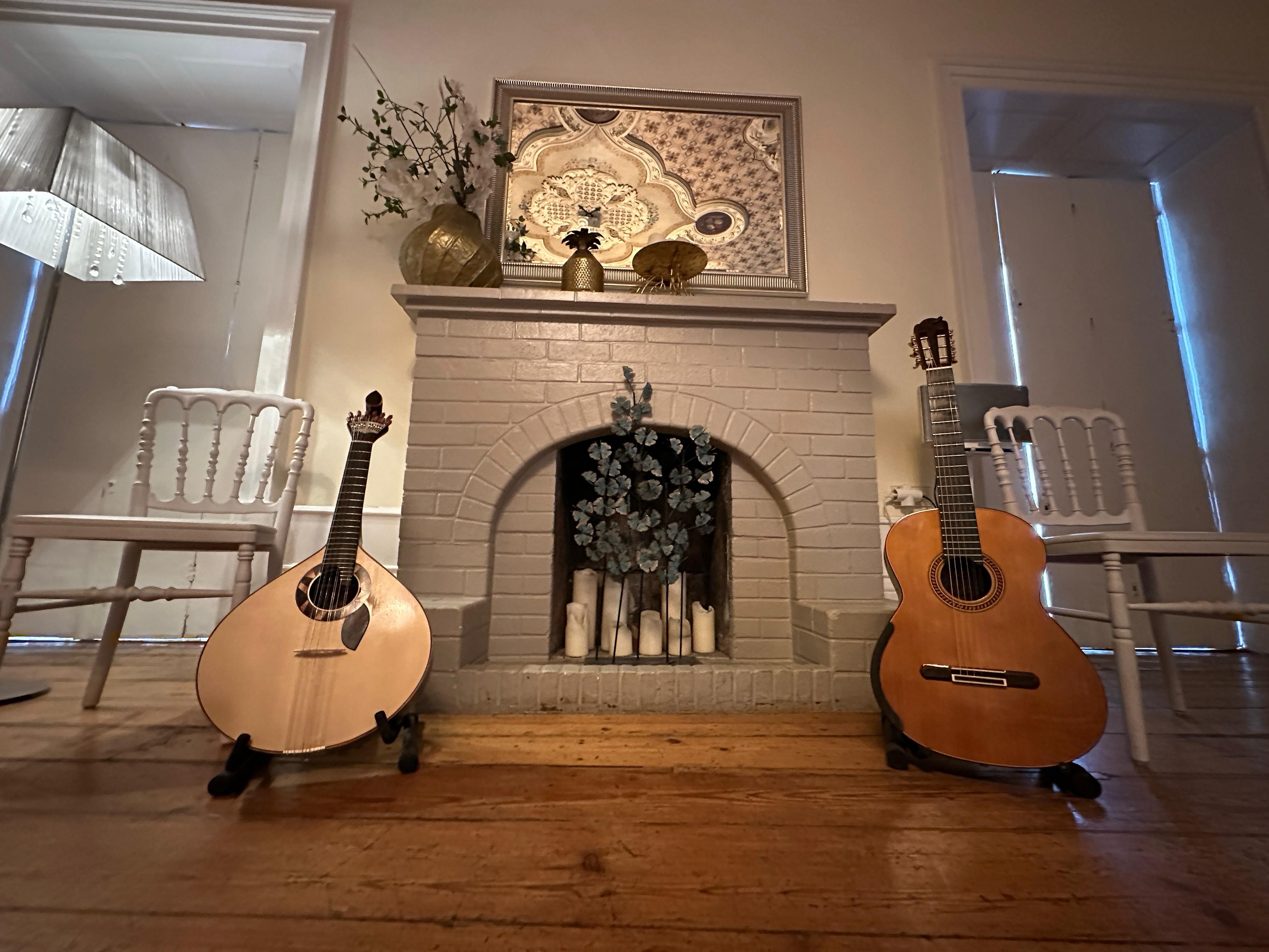 Porto fado show, fado house interior and Portuguese guitar — image 13