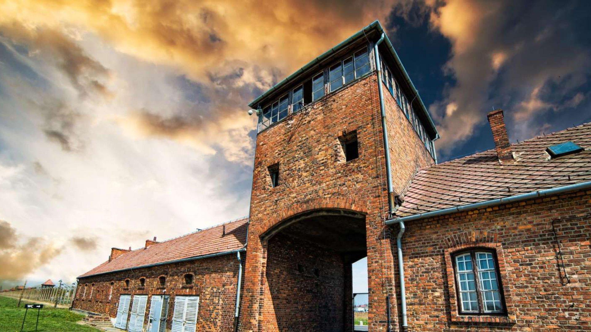 Krakow: Auschwitz-Birkenau Memorial Private Transfer Tour