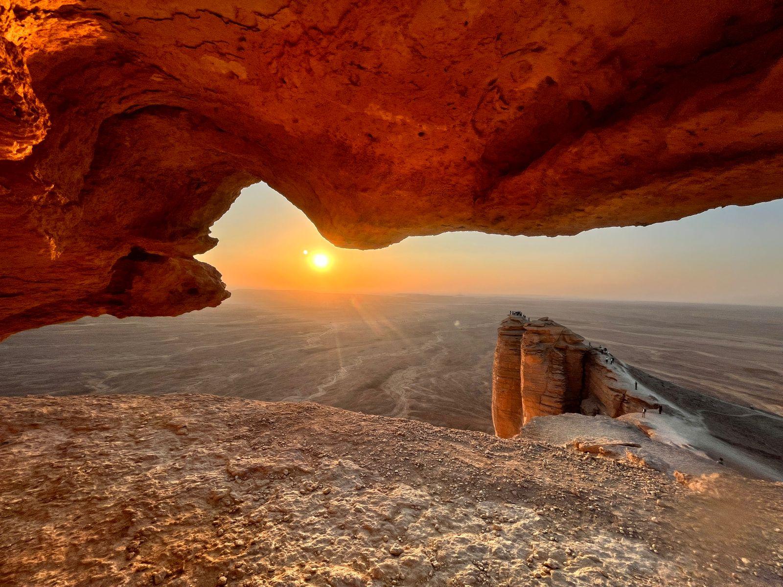 Riyadh: Edge of the World & Bat Cave Adventure