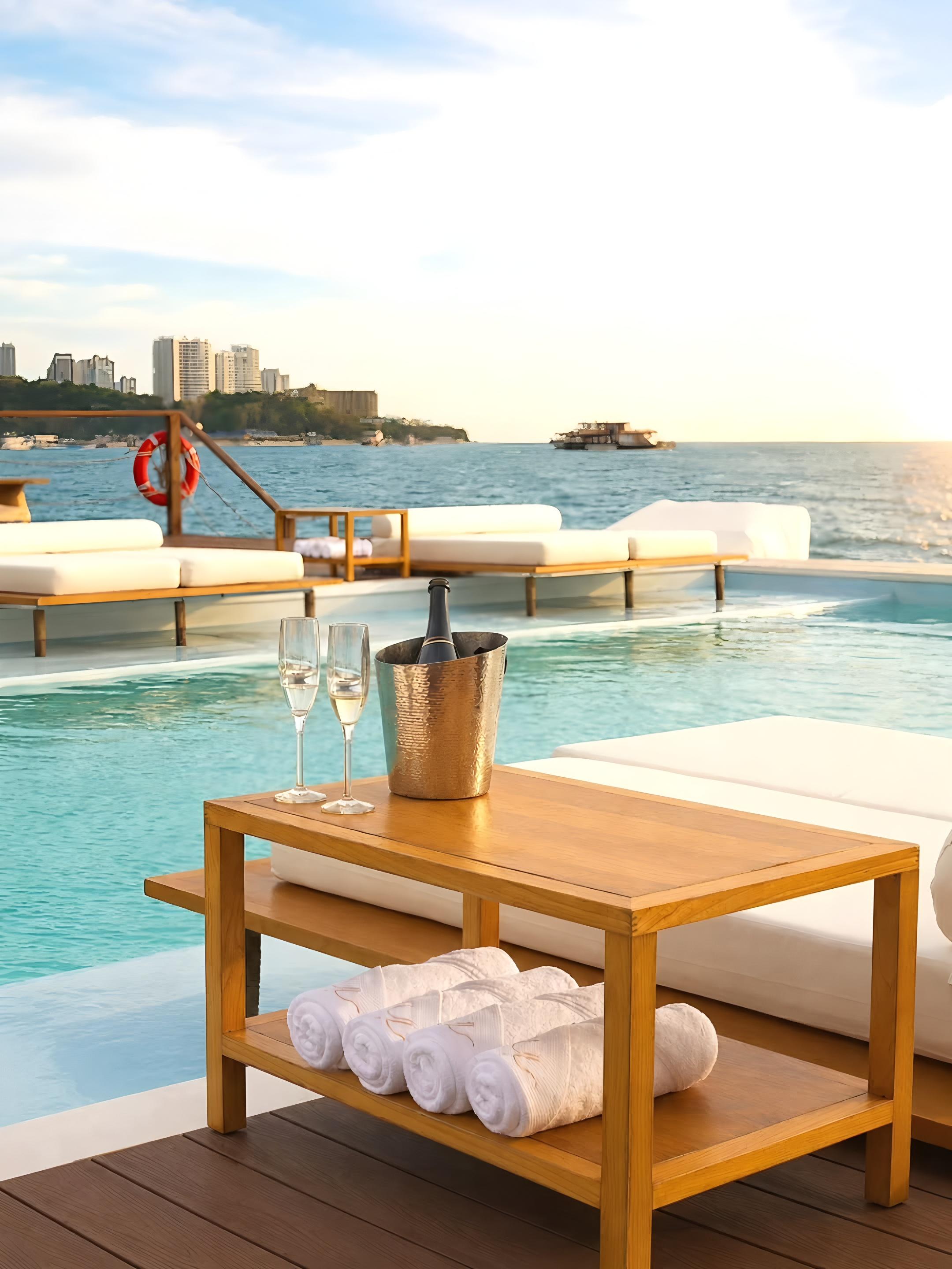 Sina Beach Floating Club: Pattaya Day Pass