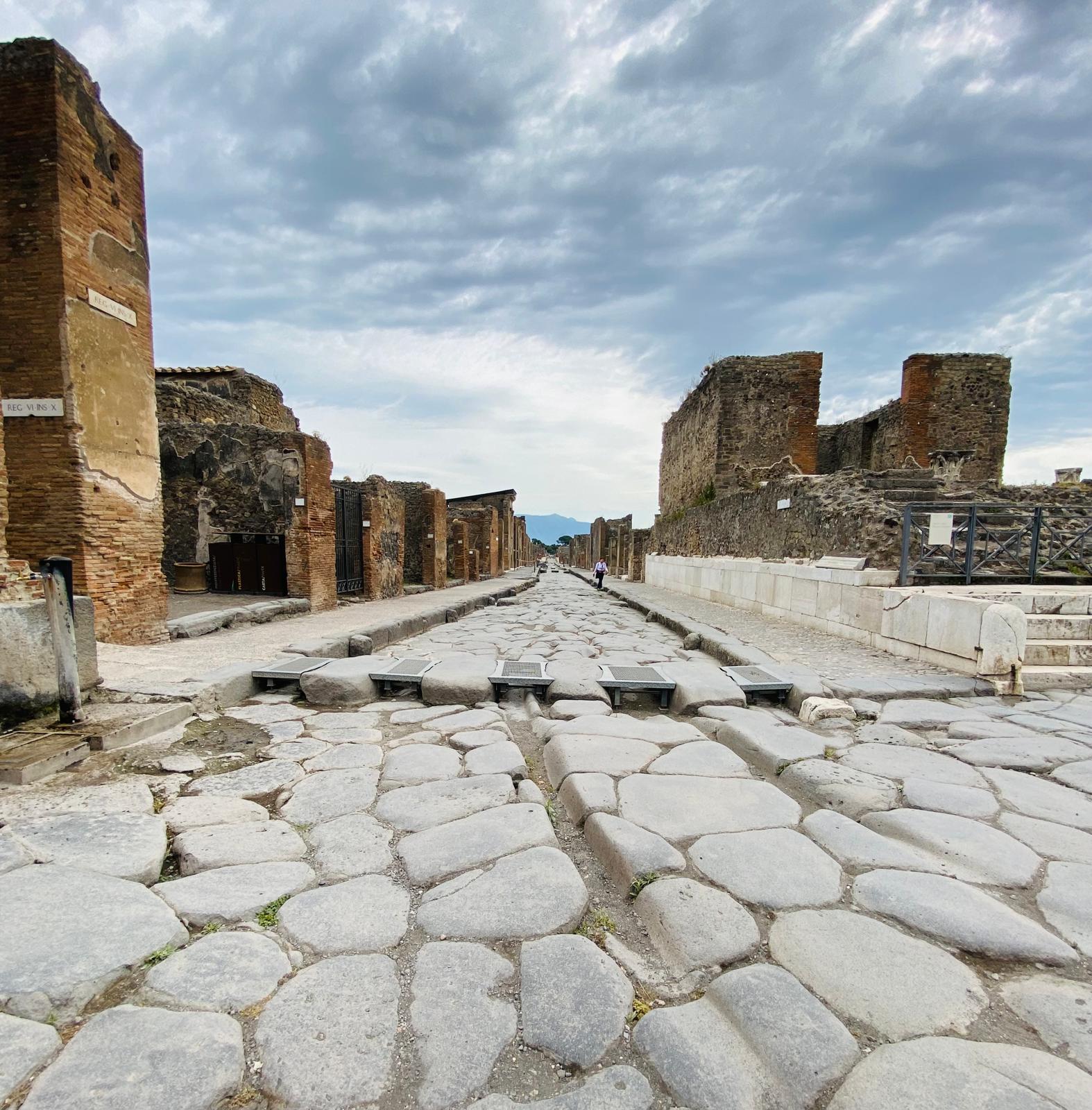 Pompeii: Expert-Led Historical Walking Tour