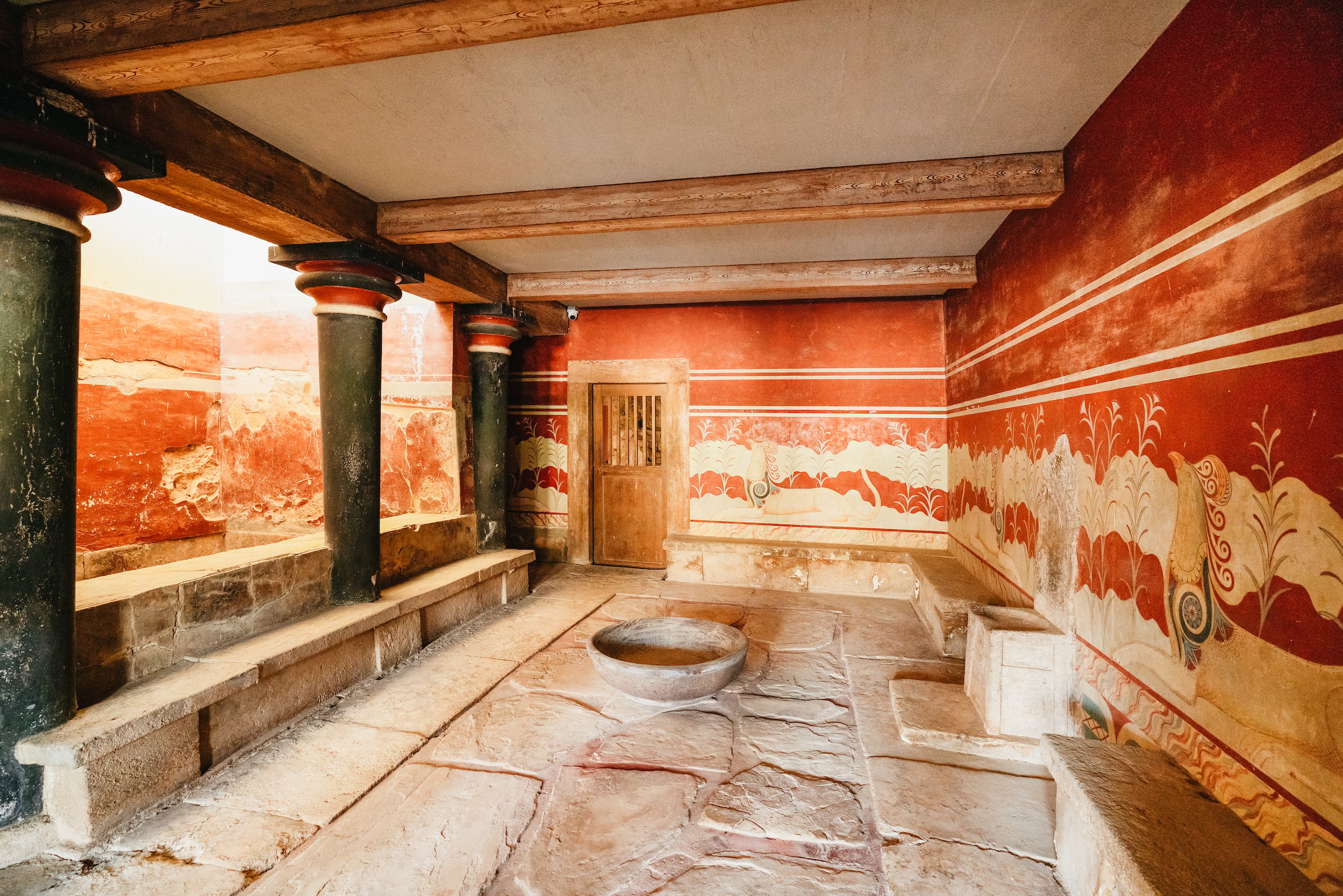 Knossos Palace guided tour Crete — Minoan throne room, grand staircase, bull-leaping frescoes, central court — image 6