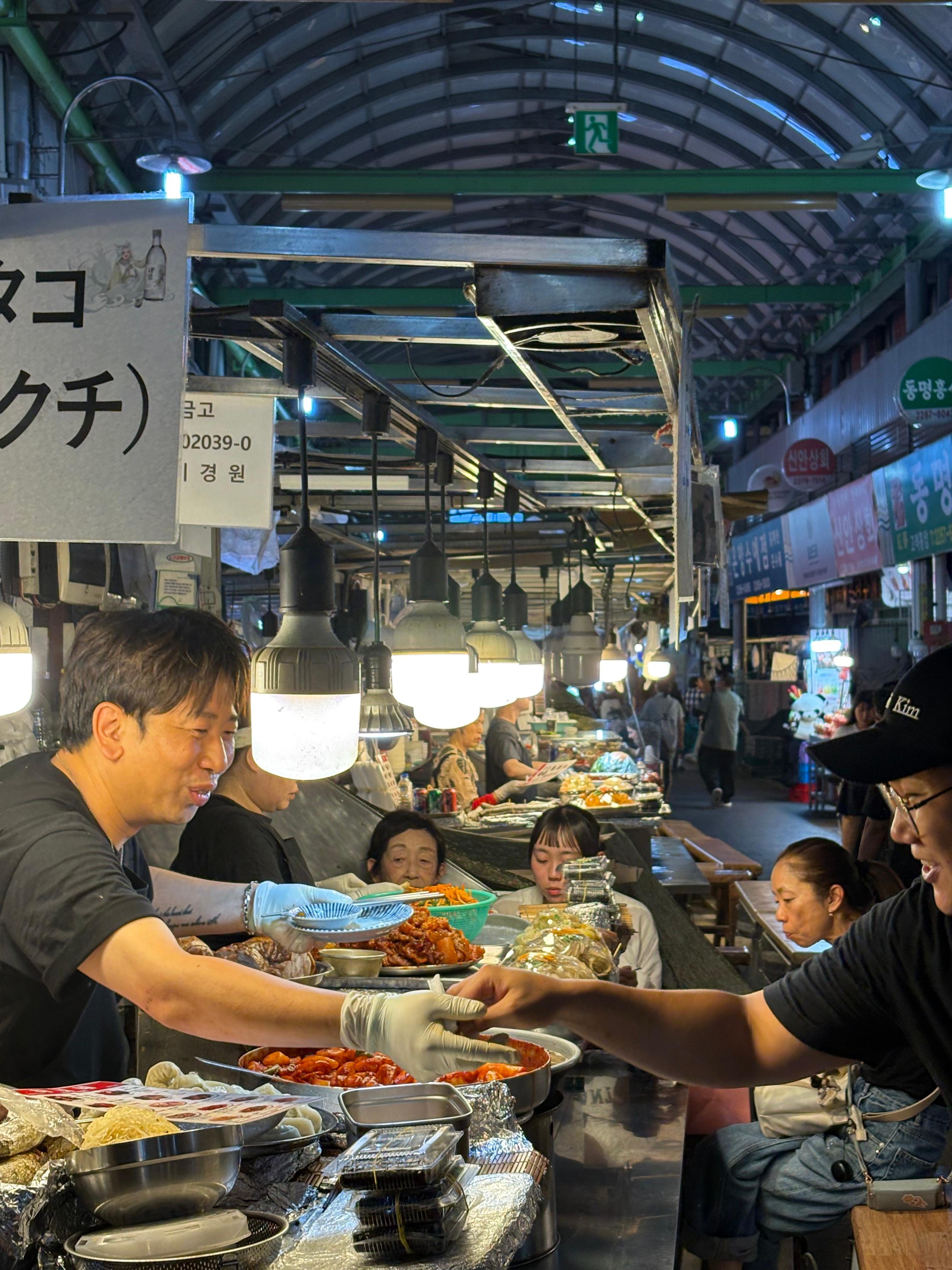 Gwangjang Market Food Crawl & Drinking Etiquette Tour