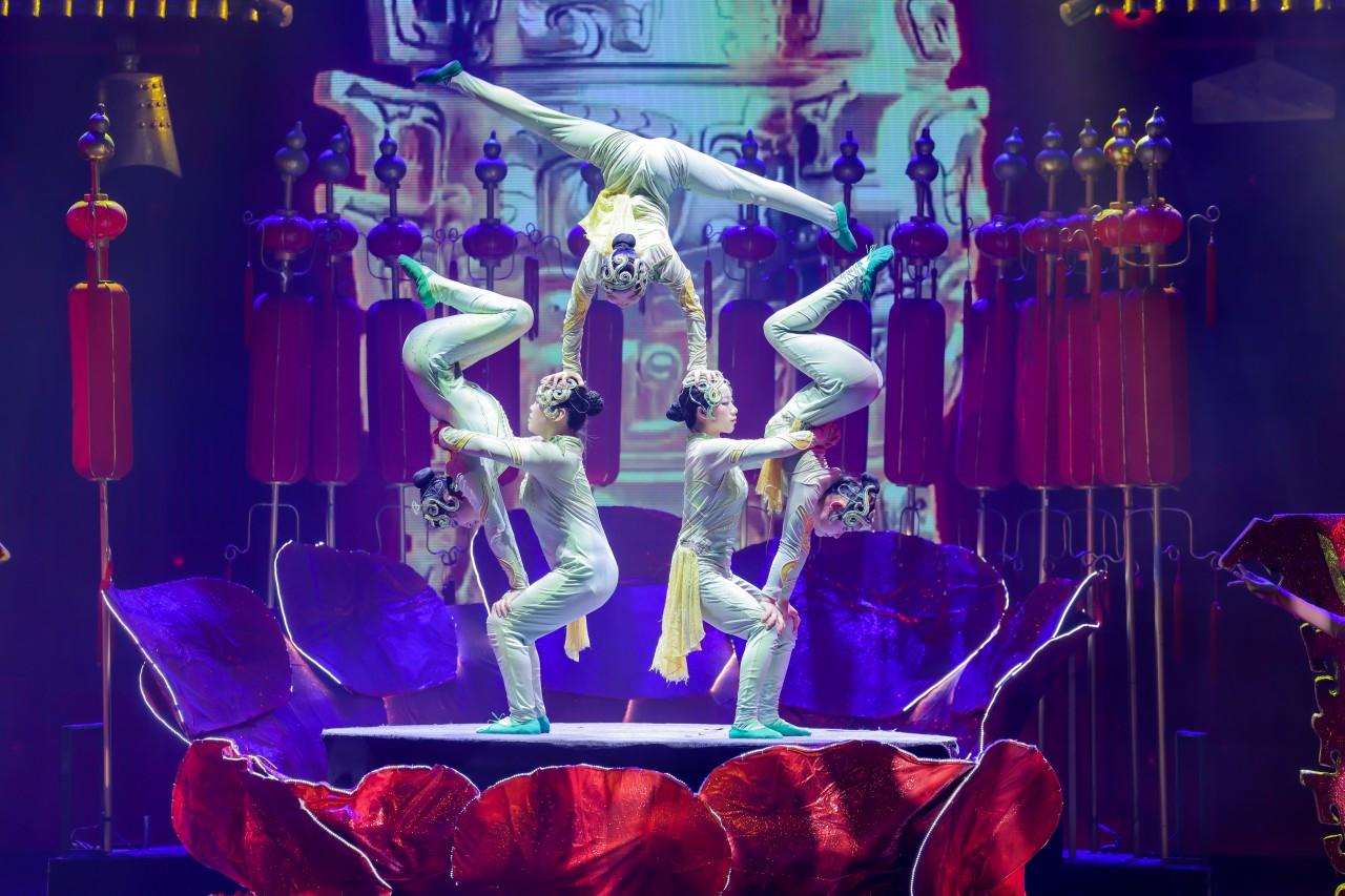 Red Theatre Acrobatics Spectacular