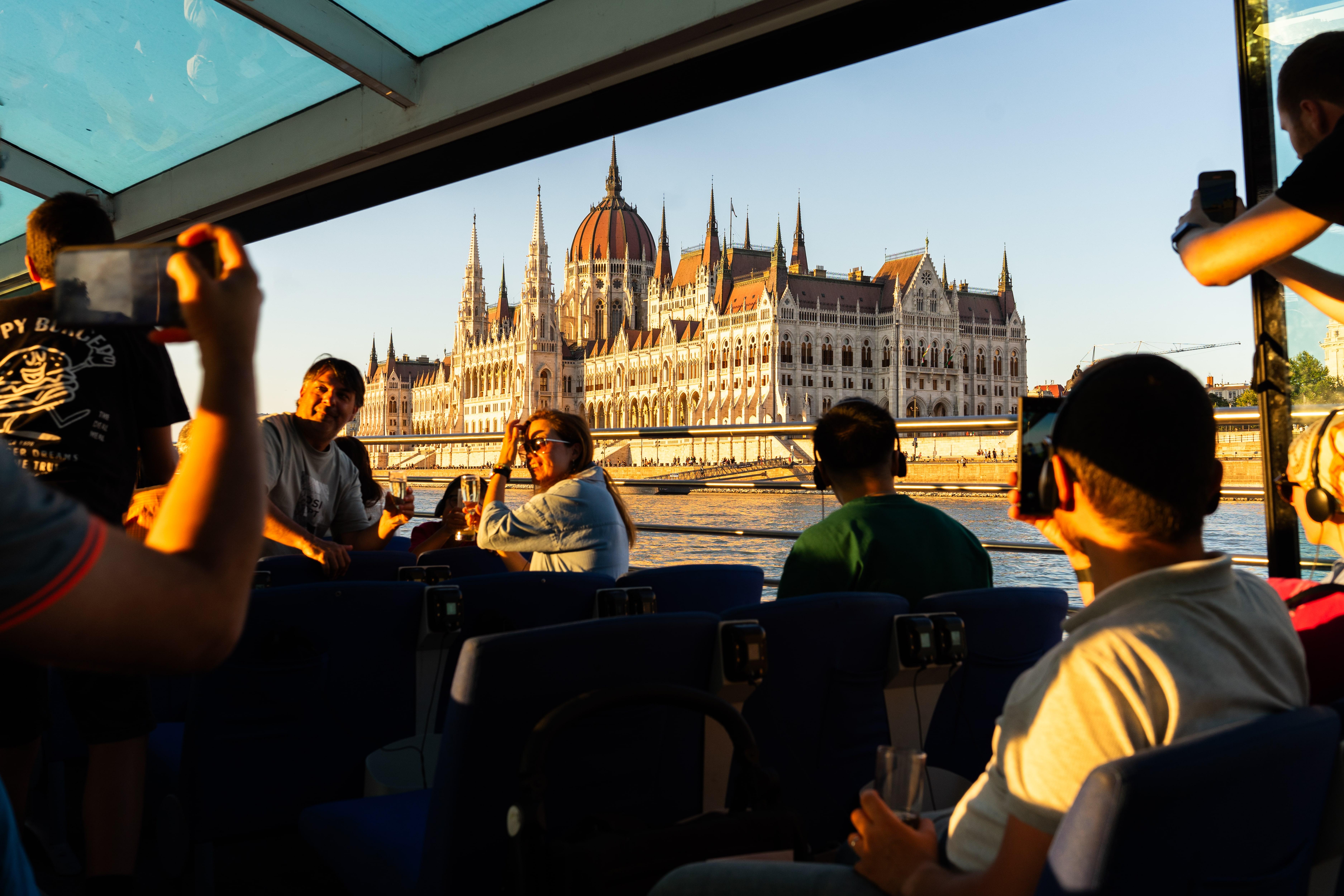 Budapest: Daytime Sightseeing Boat Cruise