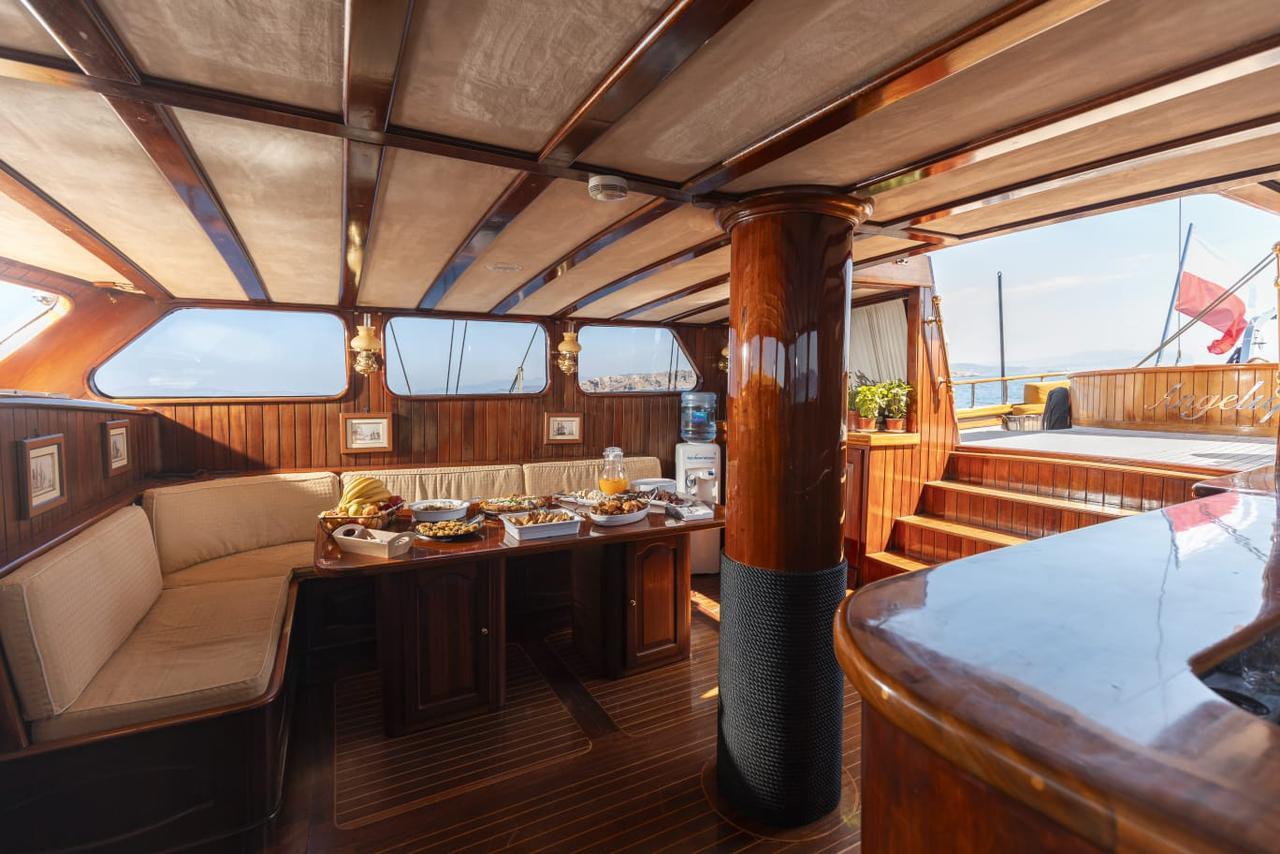 Athens Island-Hopping Cruise: Agistri, Metopi & Aegina with Lunch & Drinks