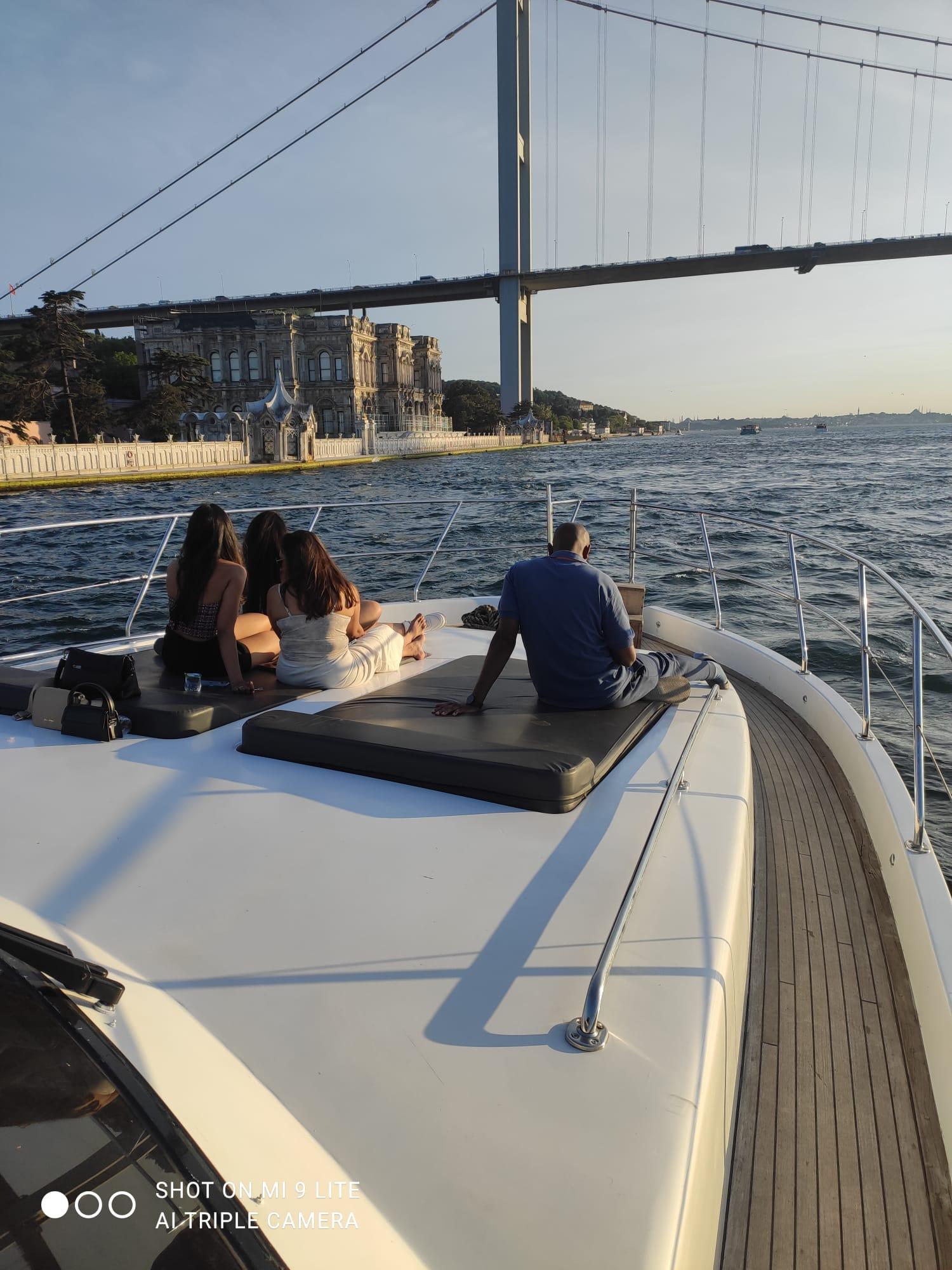 Private Bosphorus Yacht Tour with Guide and Refreshments