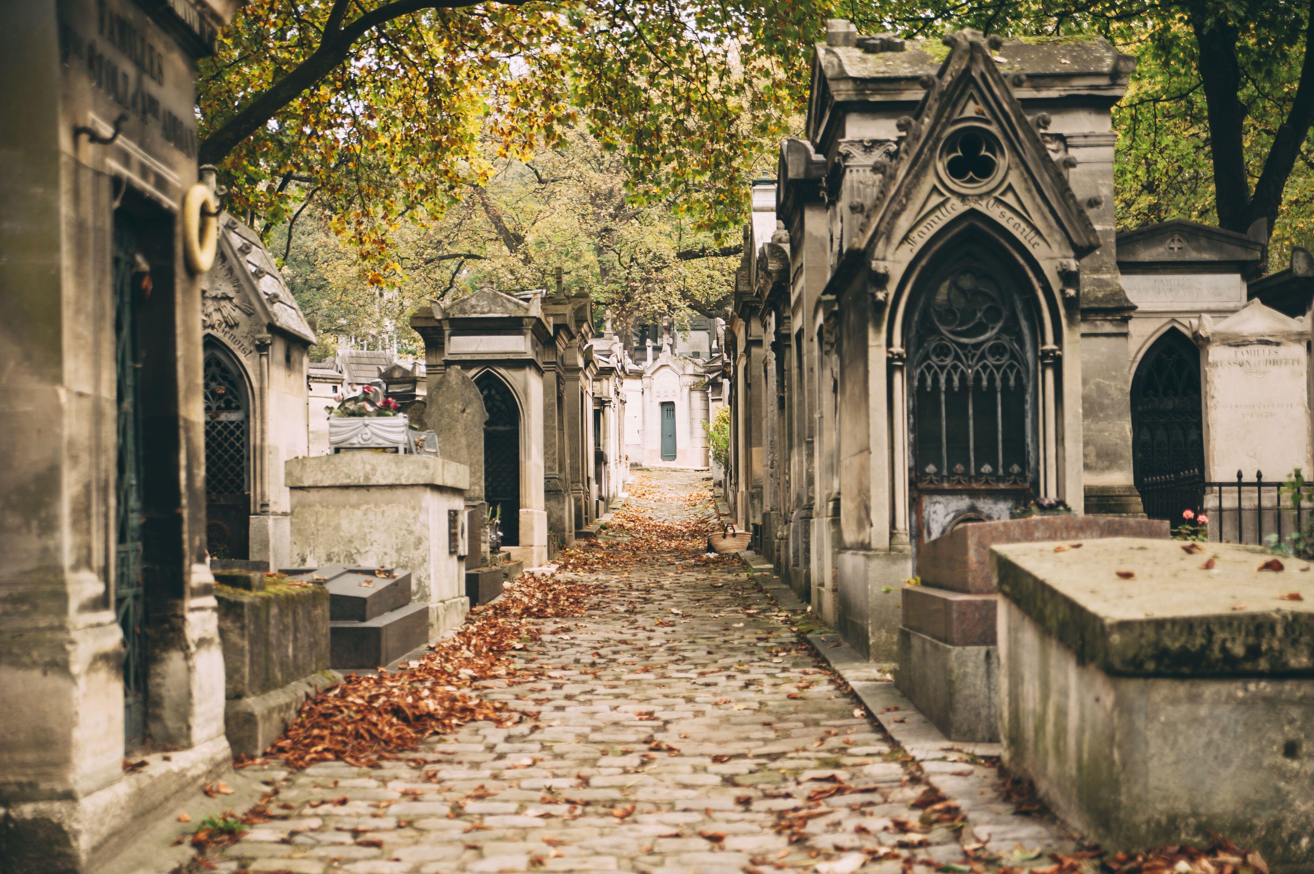 Paris: Famous Graves of Pere Lachaise Cemetery Guided Tour