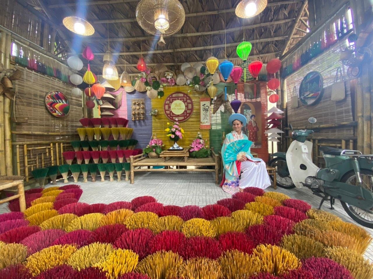 Hue Imperial City, Royal Tombs & Perfume River Discovery
