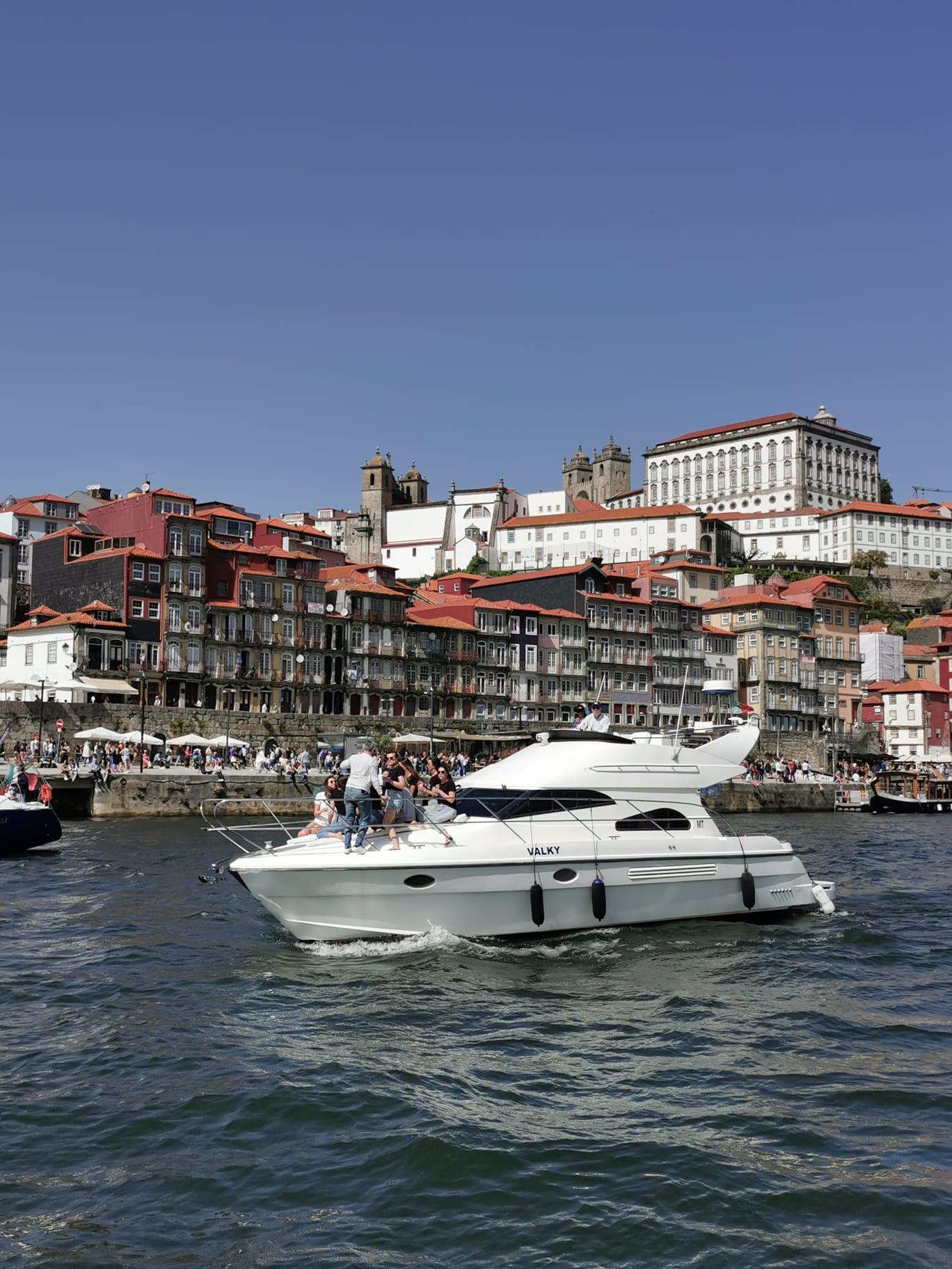 Porto: Douro River Yacht Cruise with Wine & 6 Bridges