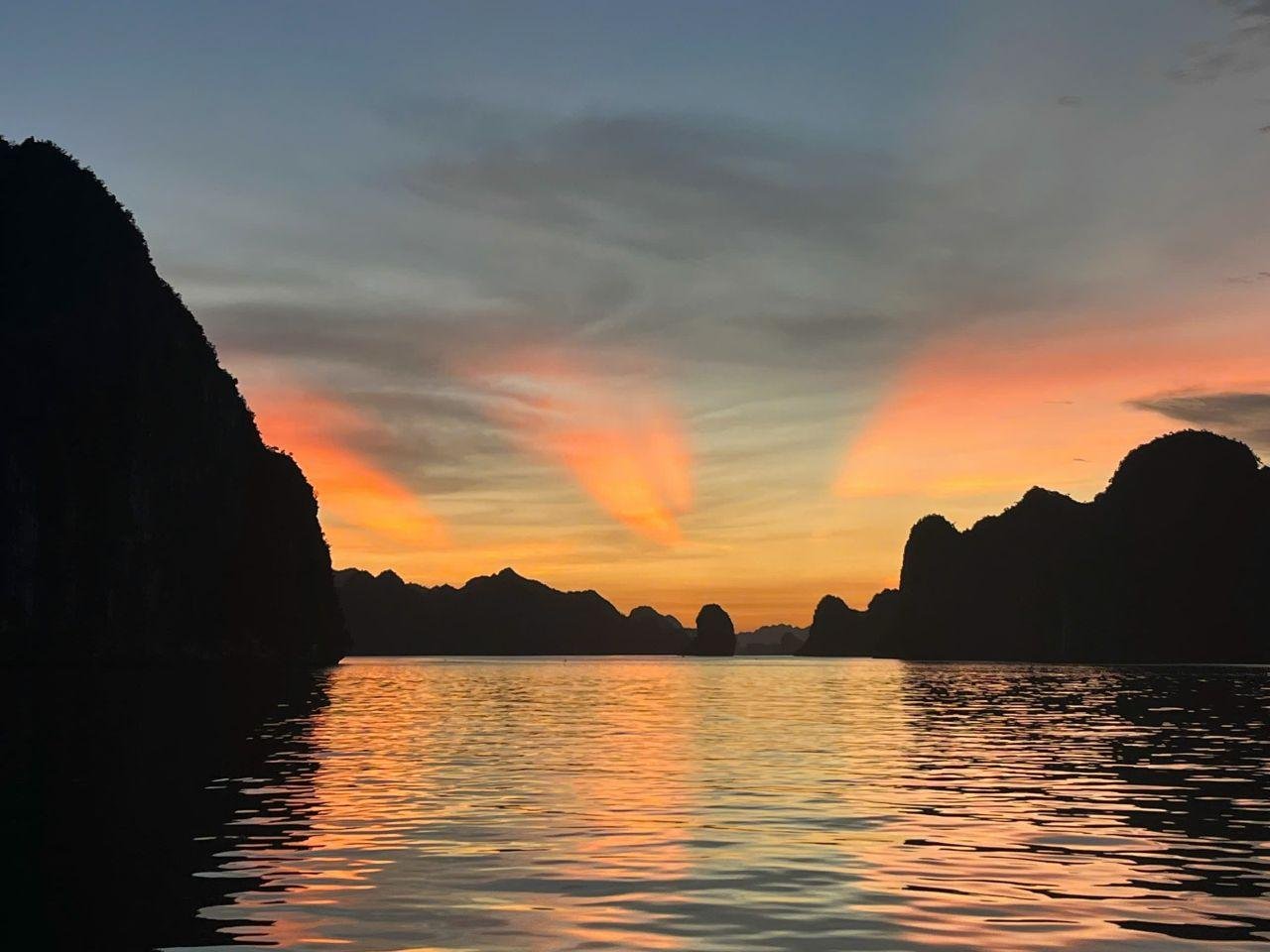 Ha Long Bay Day Trip from Hanoi: Luxury or Standard Cruise with Lunch