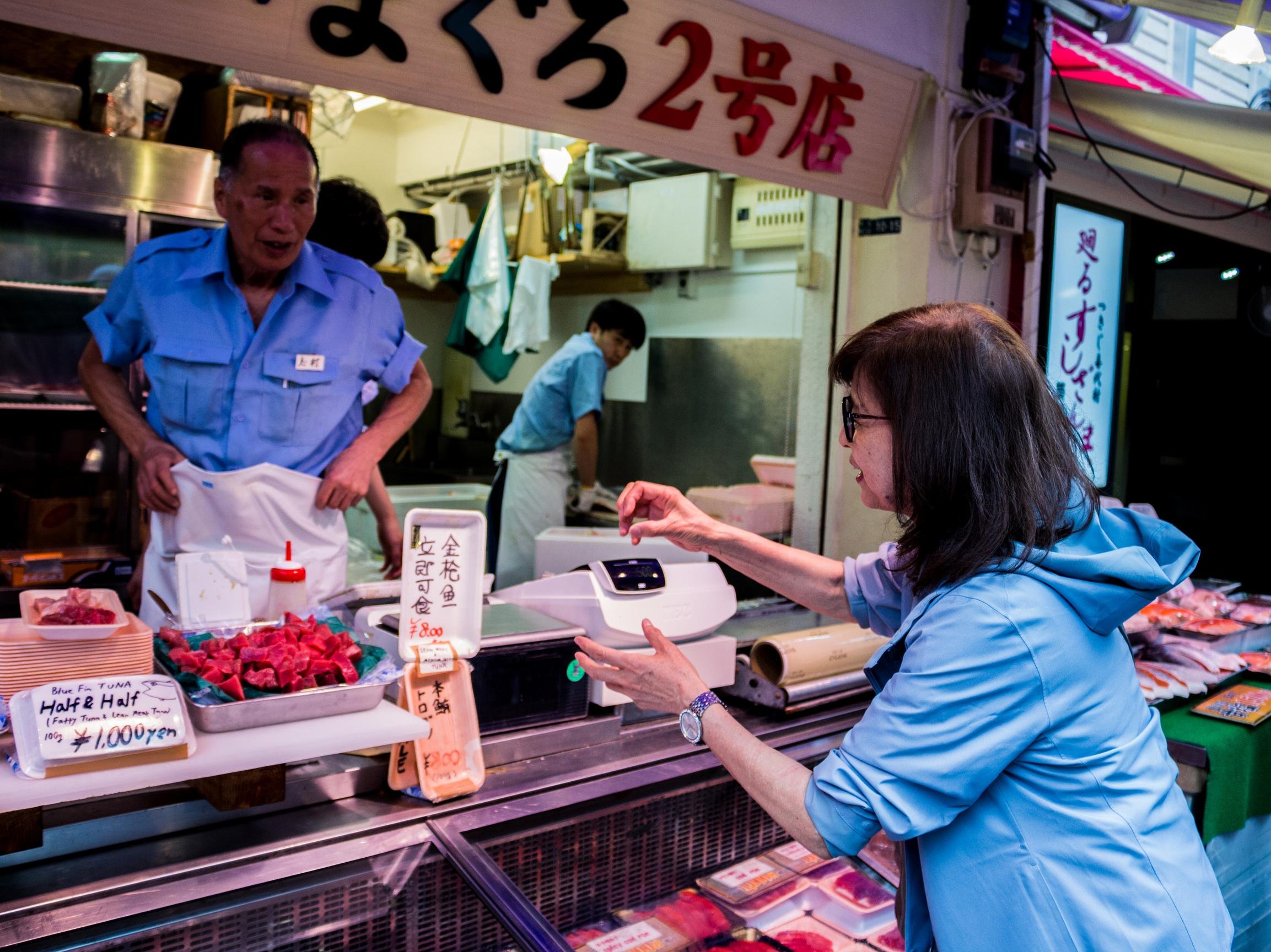 Tsukiji fish market tour — outer market stalls, street food and Tsukiji Hongwanji — image 24