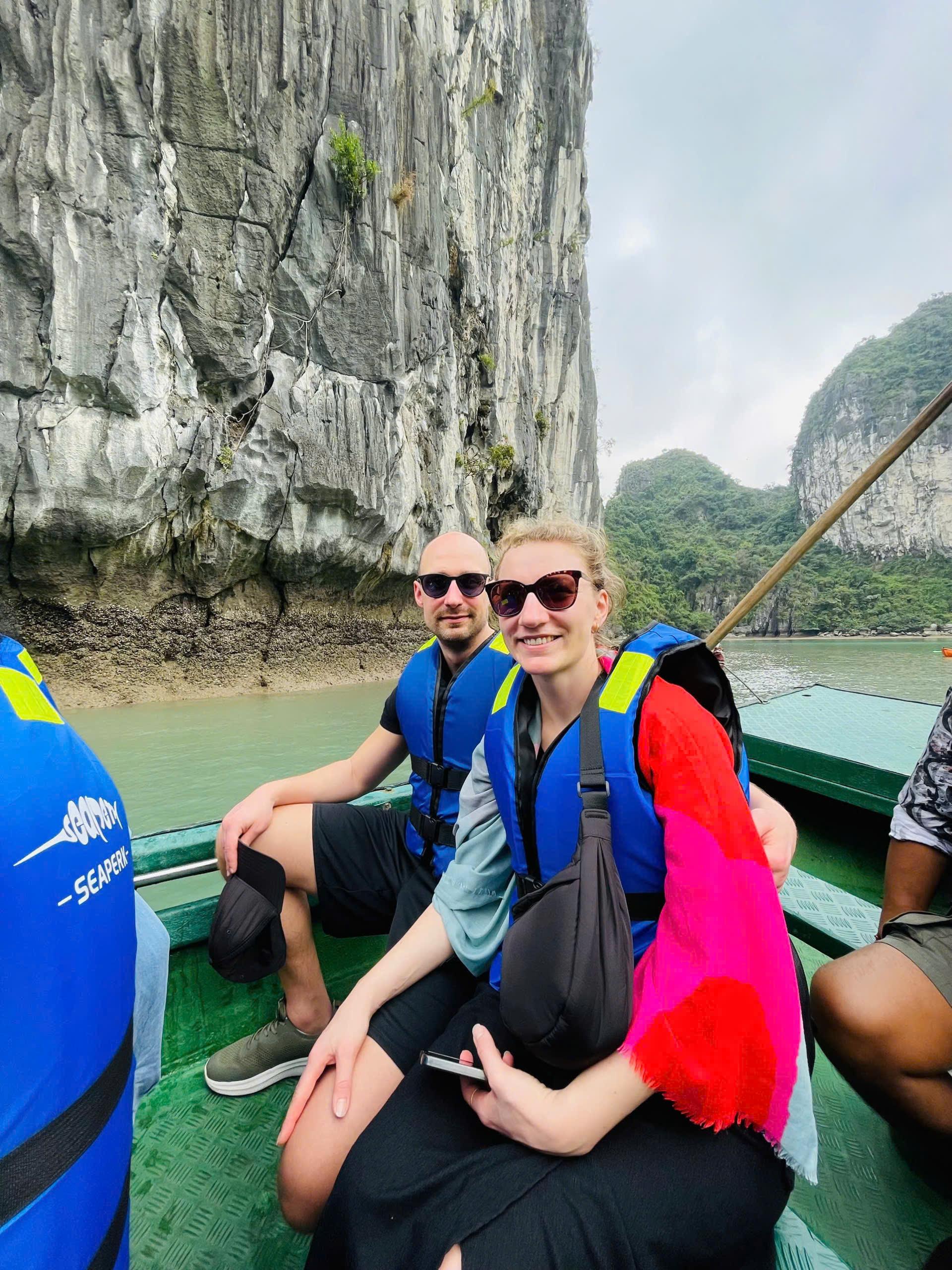 Luxury Ha Long Bay Day Cruise with Buffet & Kayaking