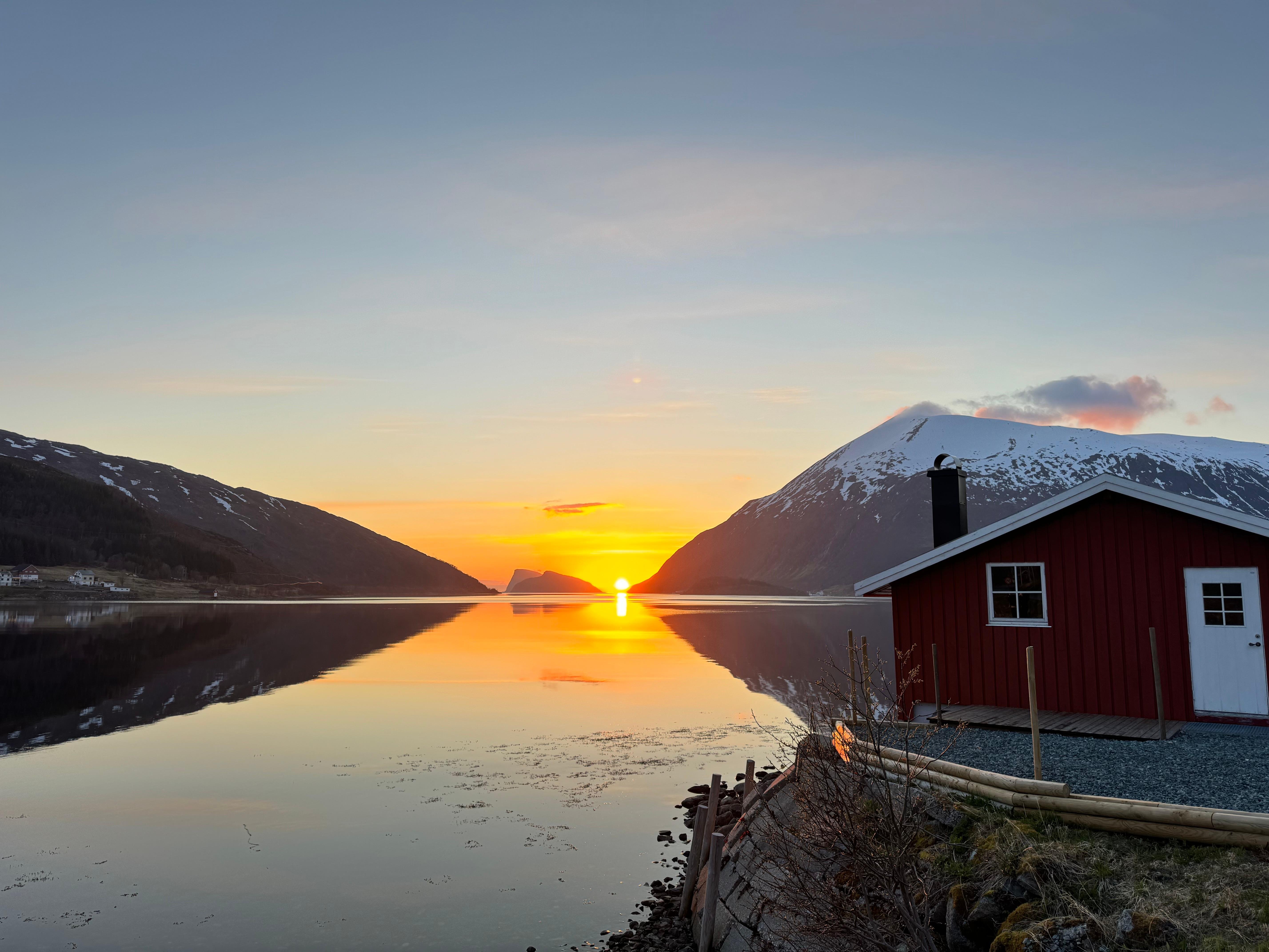 Sommarøy midnight sun tour — small-group fjord photo stops near Tromsø at midnight — image 7