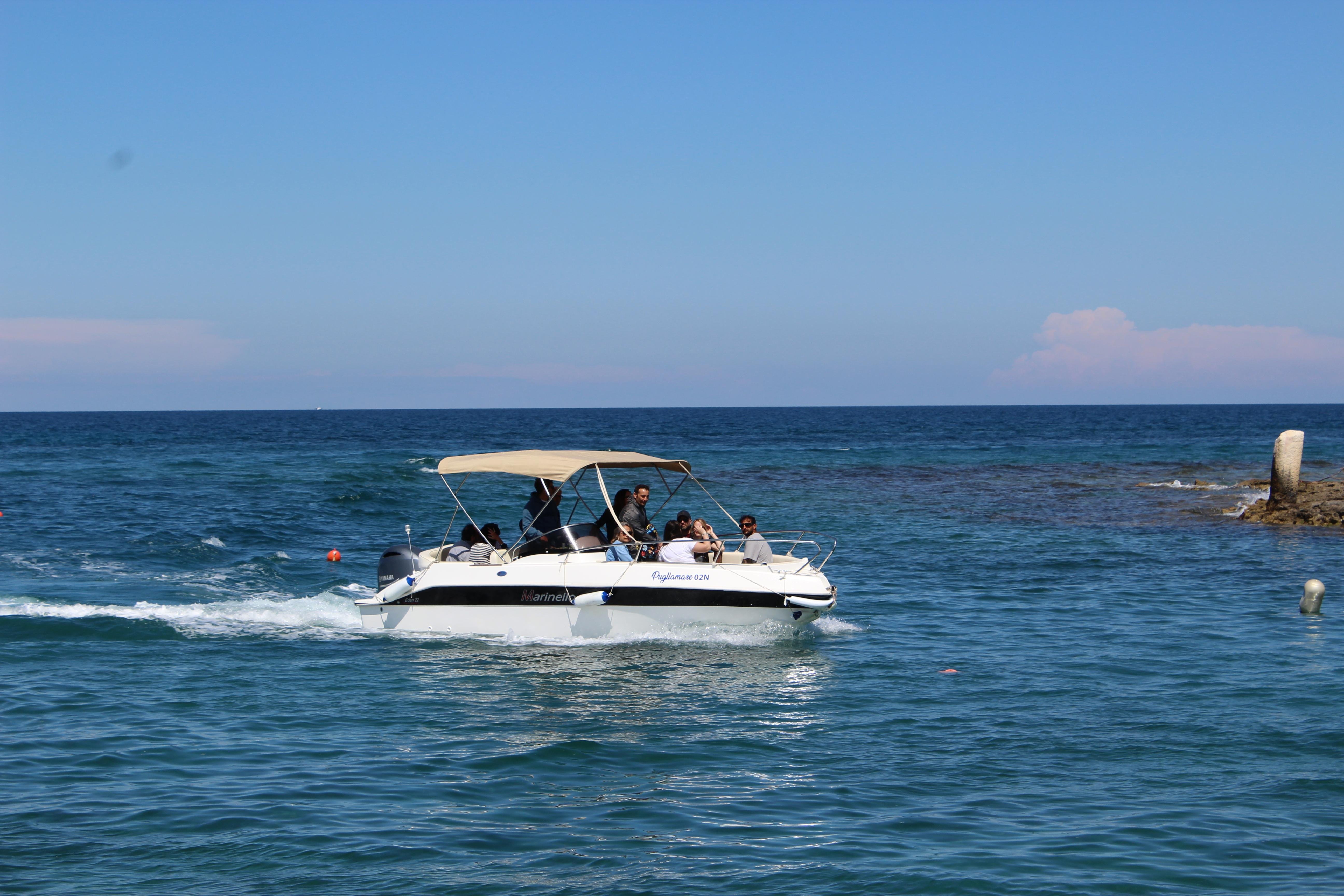 Polignano a Mare: Coastal Caves Boat Cruise with Swim & Spritz