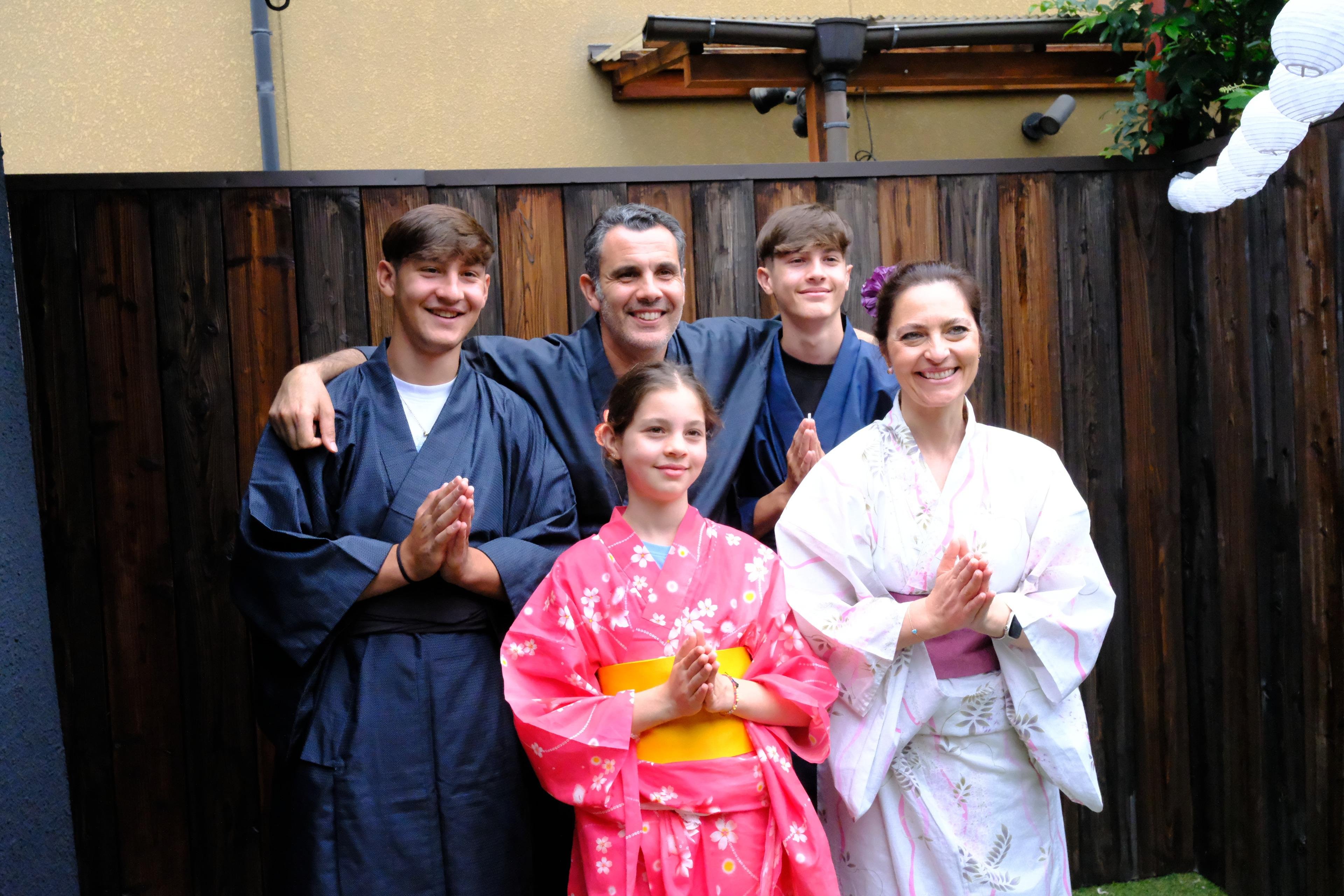 Privat upplevelse i Machiya i Kyoto: Tebjudning, kalligrafi & kimono
