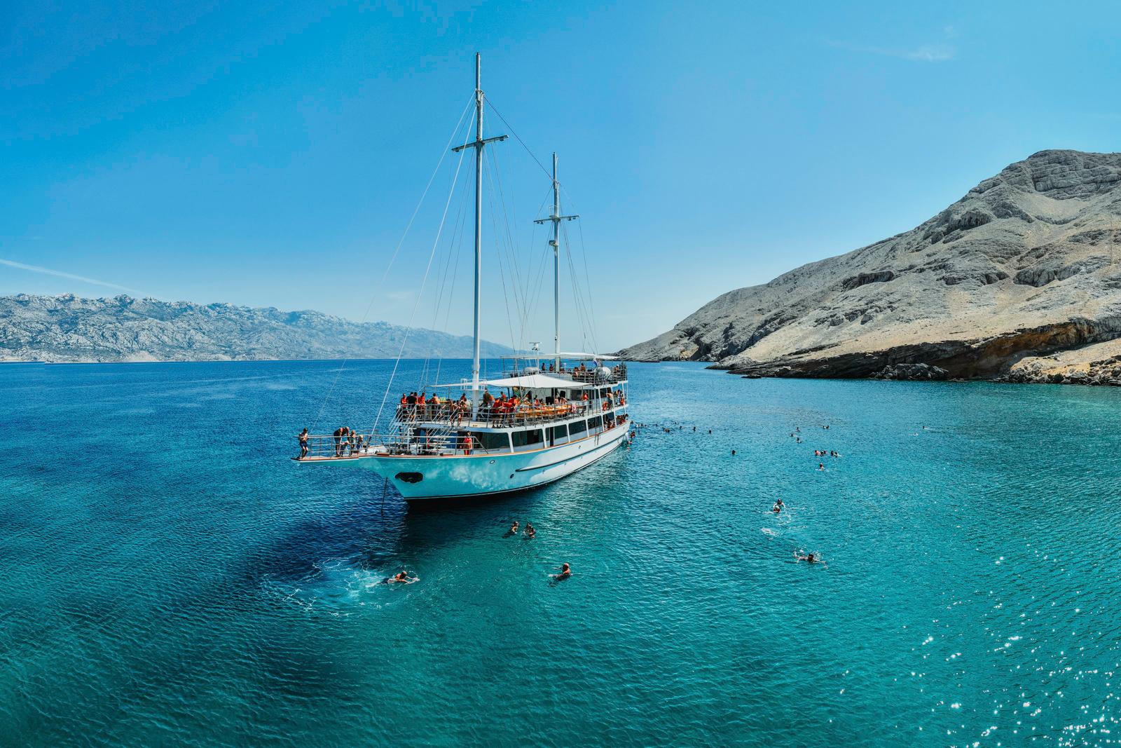 Pag Bay Coastal Cruise with Cave Exploration