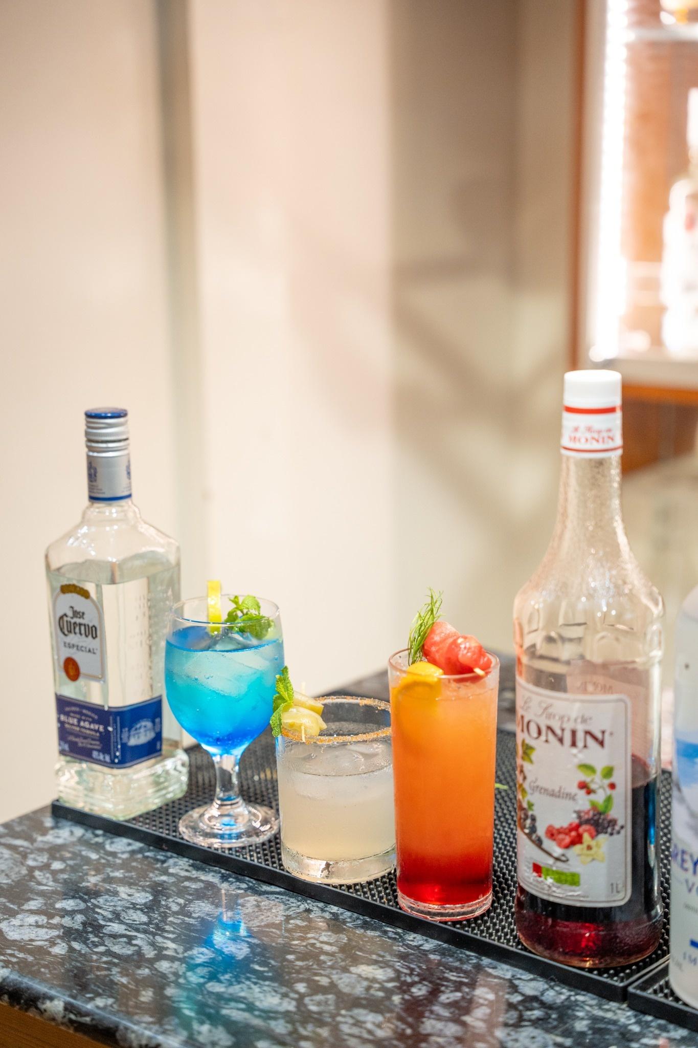 Dubai Marina Luxury Dinner Cruise with Live Entertainment & Open Bar