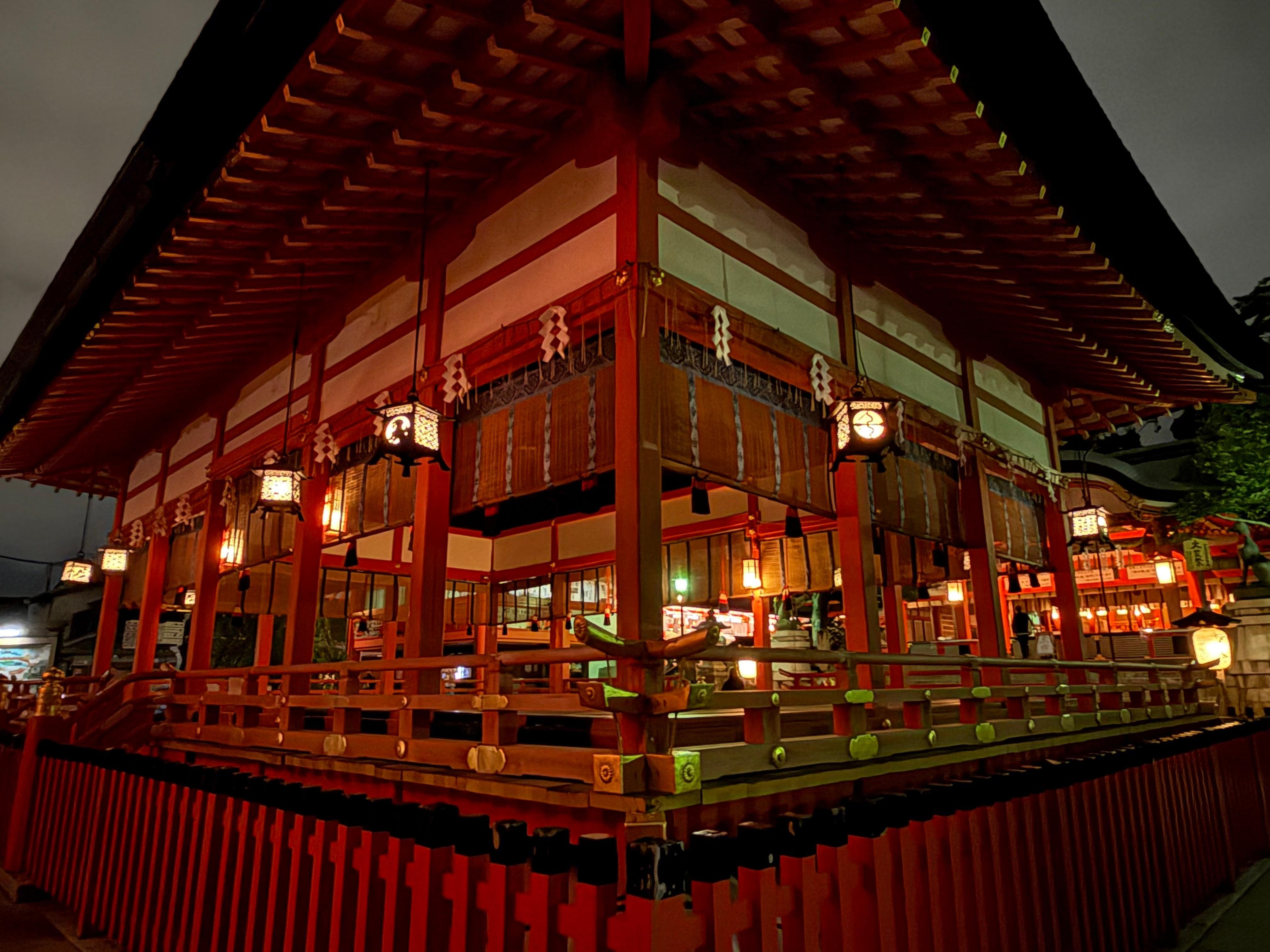 京都 伏見稲荷 夜のウォーキングツアー（ガイド付き）
