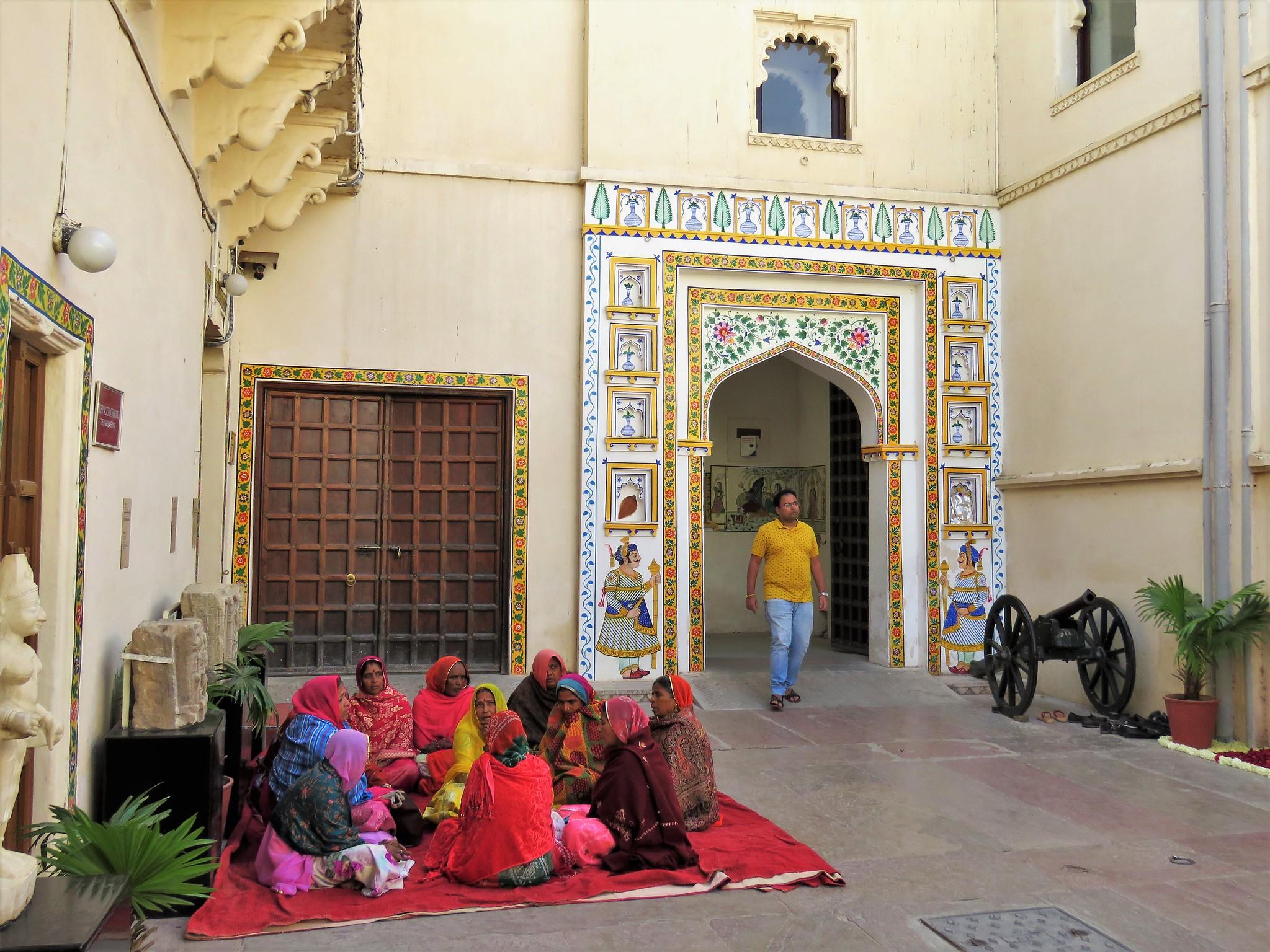 Udaipur Full-Day Highlights: Palaces, Lakes, and Heritage Tour