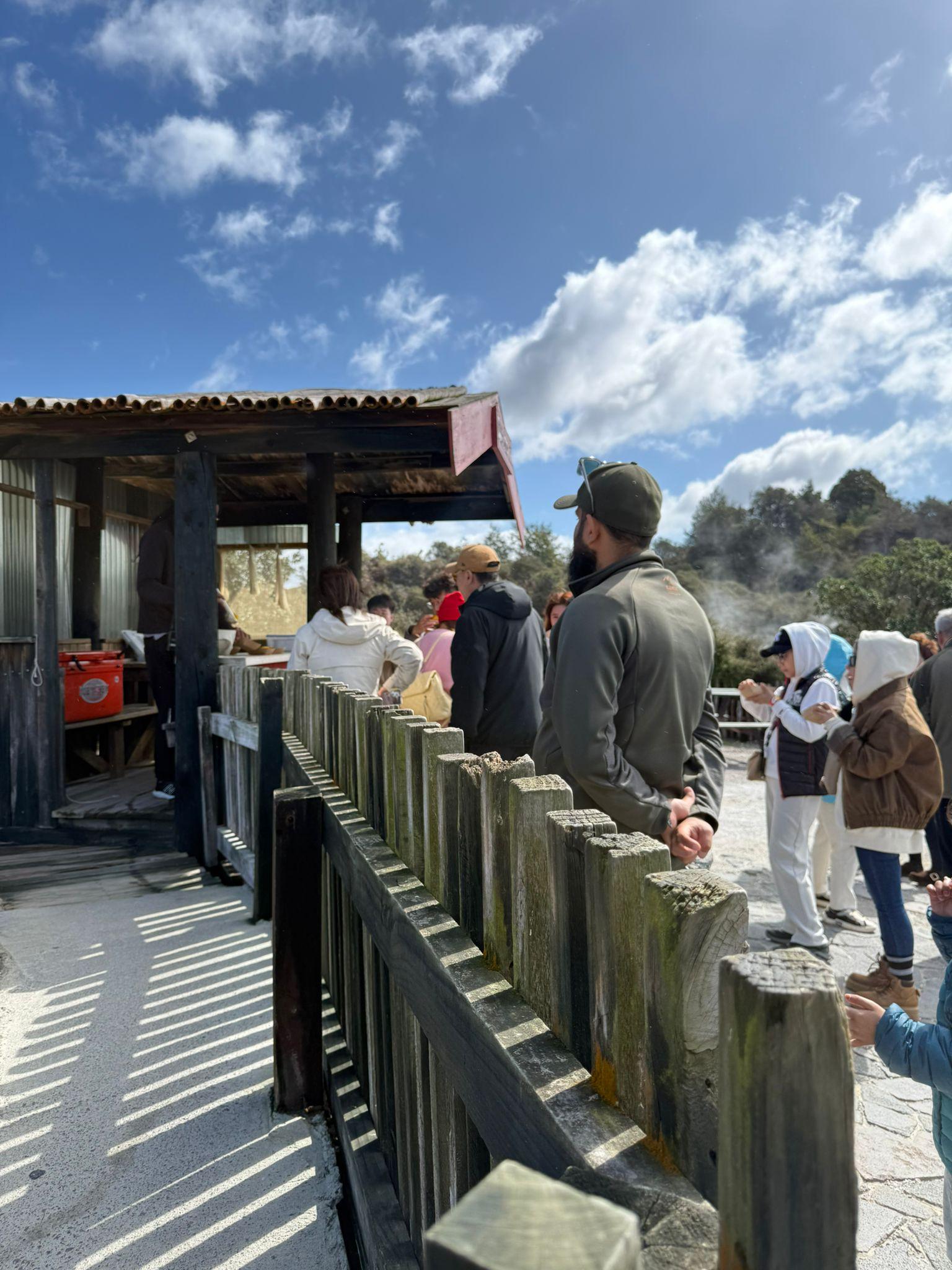 Auckland: Rotorua Māori Village & Waitomo Caves with Lunch