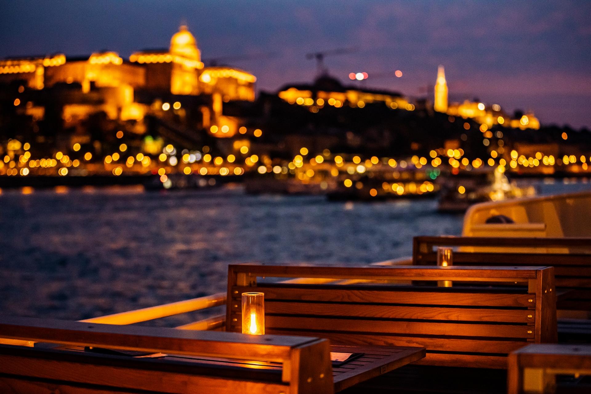 Budapest: Premium Sightseeing Cruise with Tokaj Frizzante
