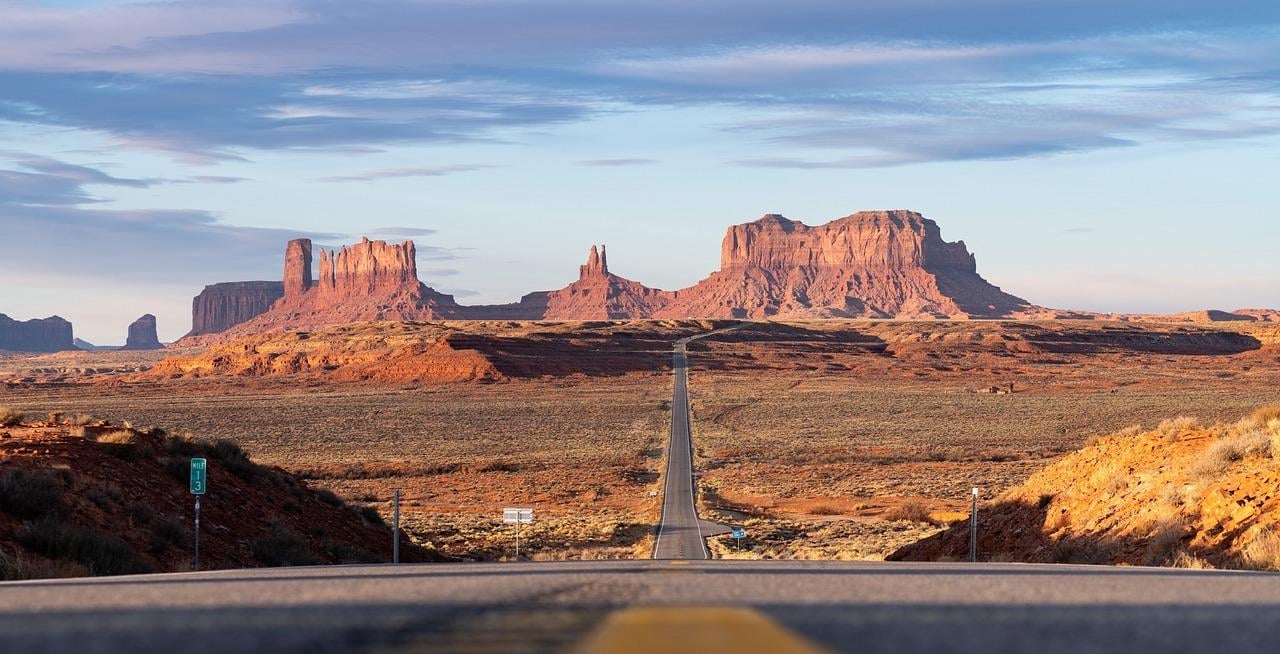 Monument Valley Backcountry Jeep Tour with Navajo Dinner & Cultural Entertainment