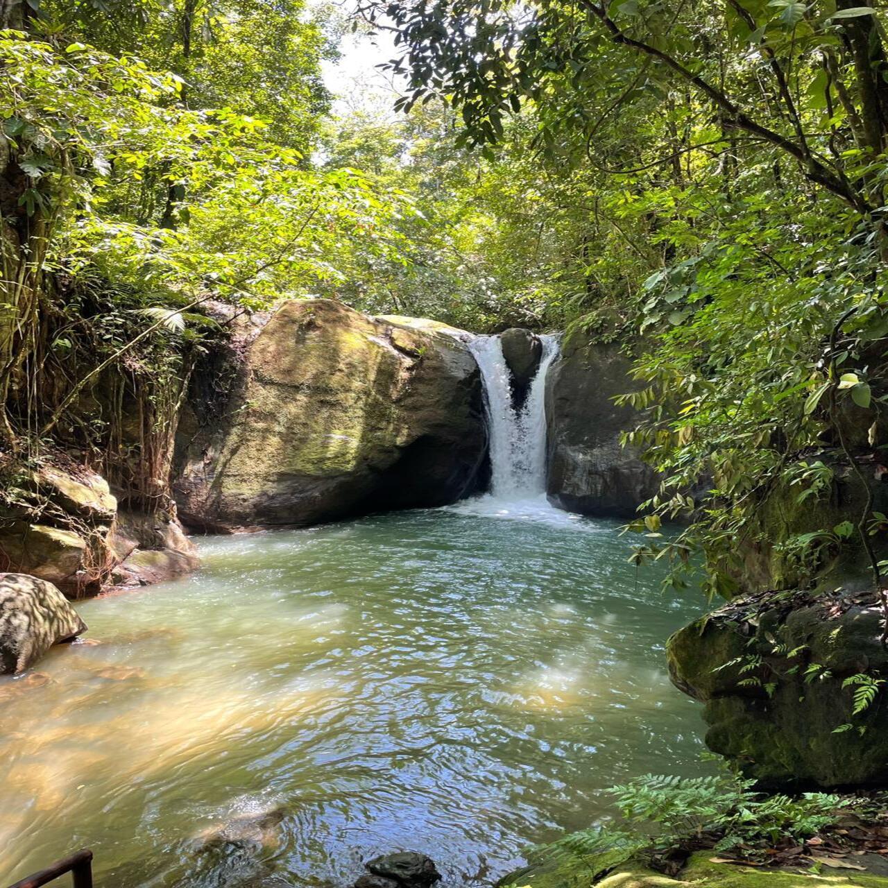 Manuel Antonio Waterfalls, Beaches & Shopping Adventure