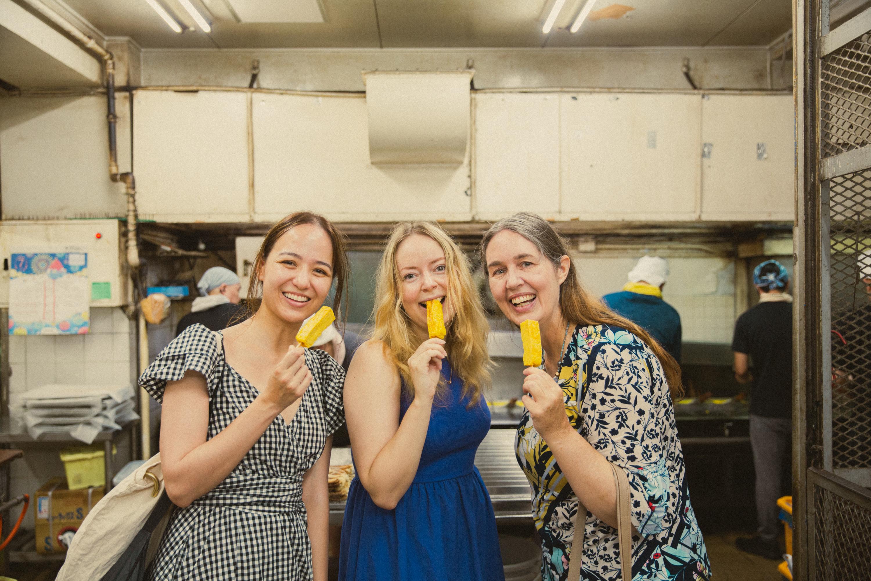 Tsukiji fish market tour — outer market stalls, street food and Tsukiji Hongwanji — image 13