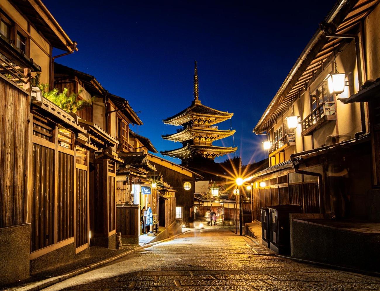 Gion Corner Kyoto - evening streets and teahouse district around the theatre — image 2