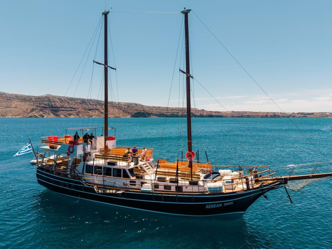 Santorini Volcanic Islands & Hot Springs Boat Cruise