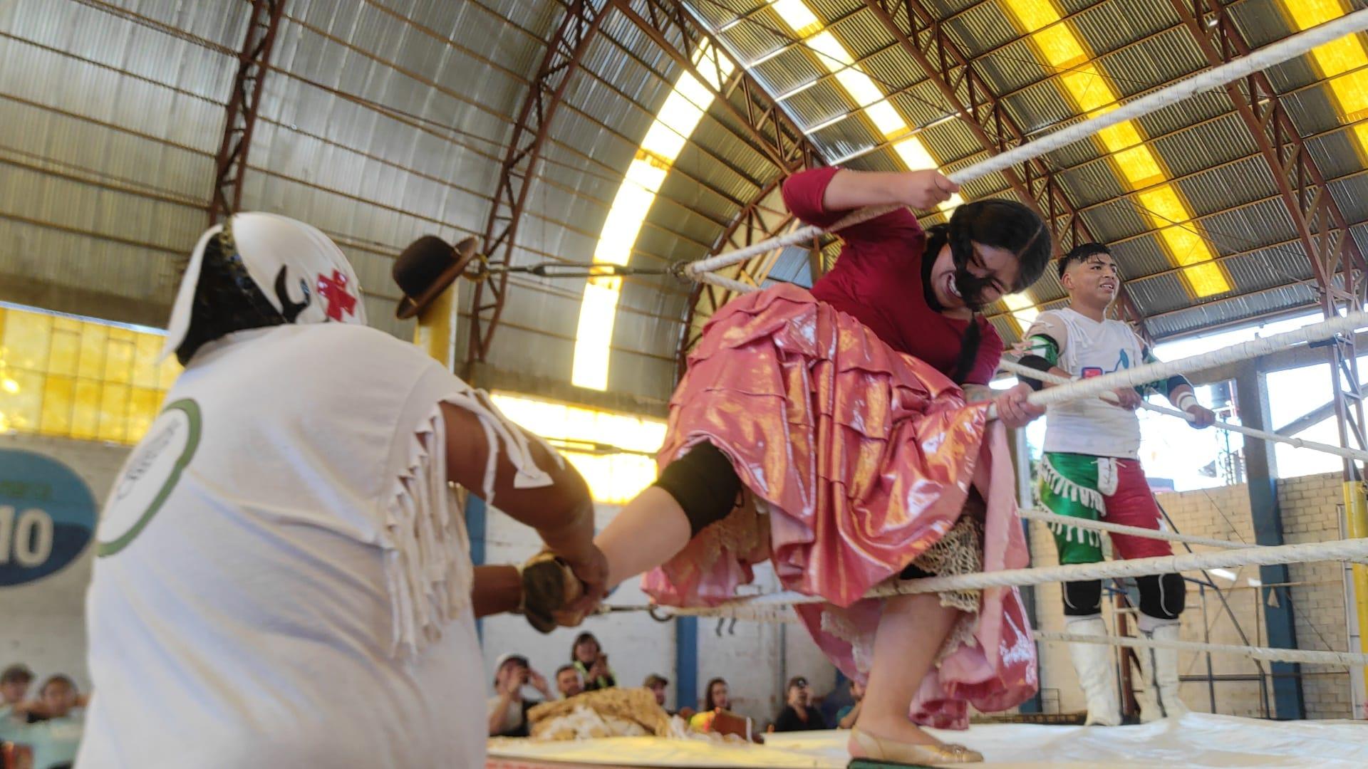 Cholitas Wrestling with Transfers