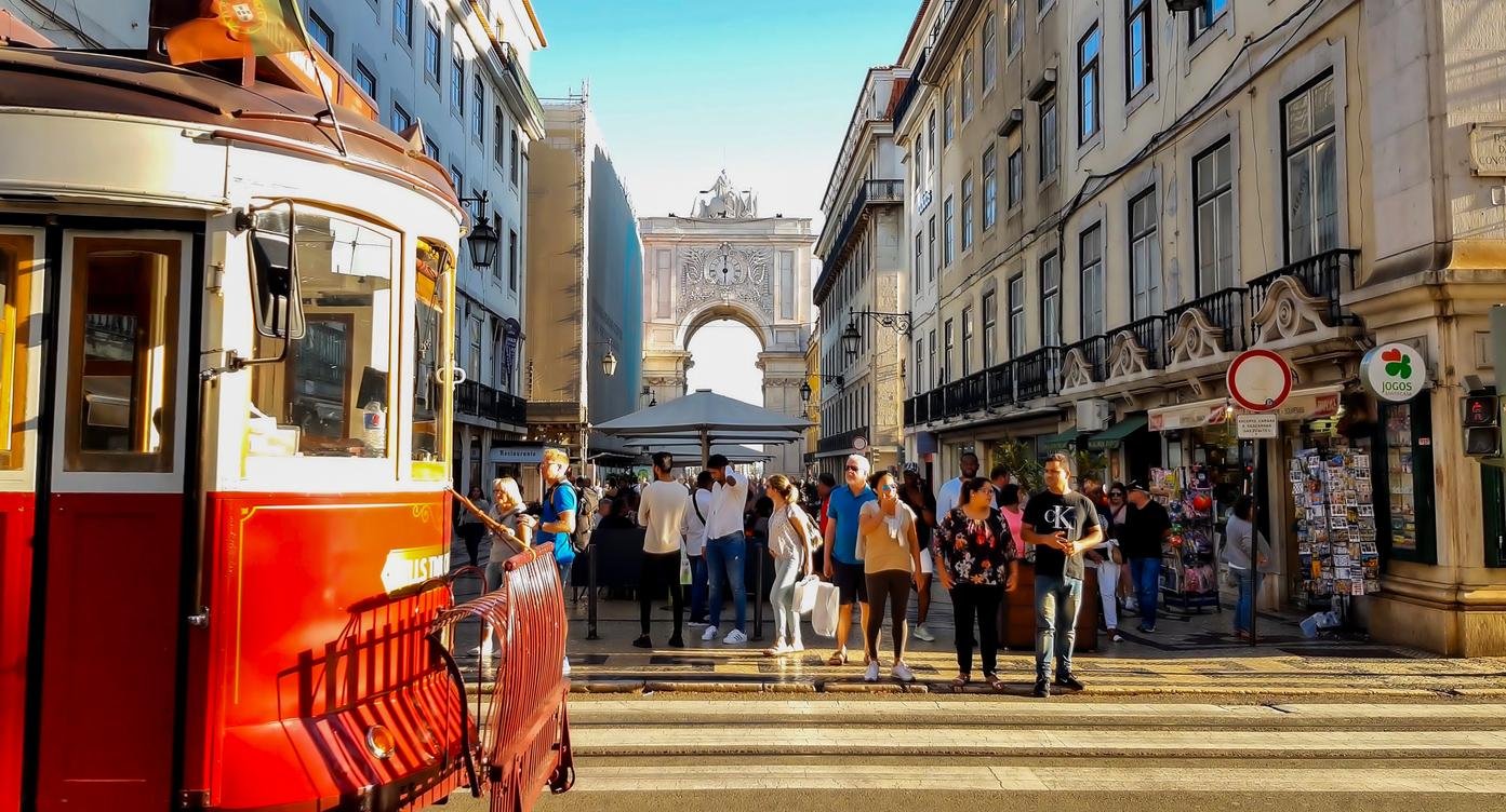 Lisbon tuk-tuk tour — Alfama miradouros and Old Town — image 5