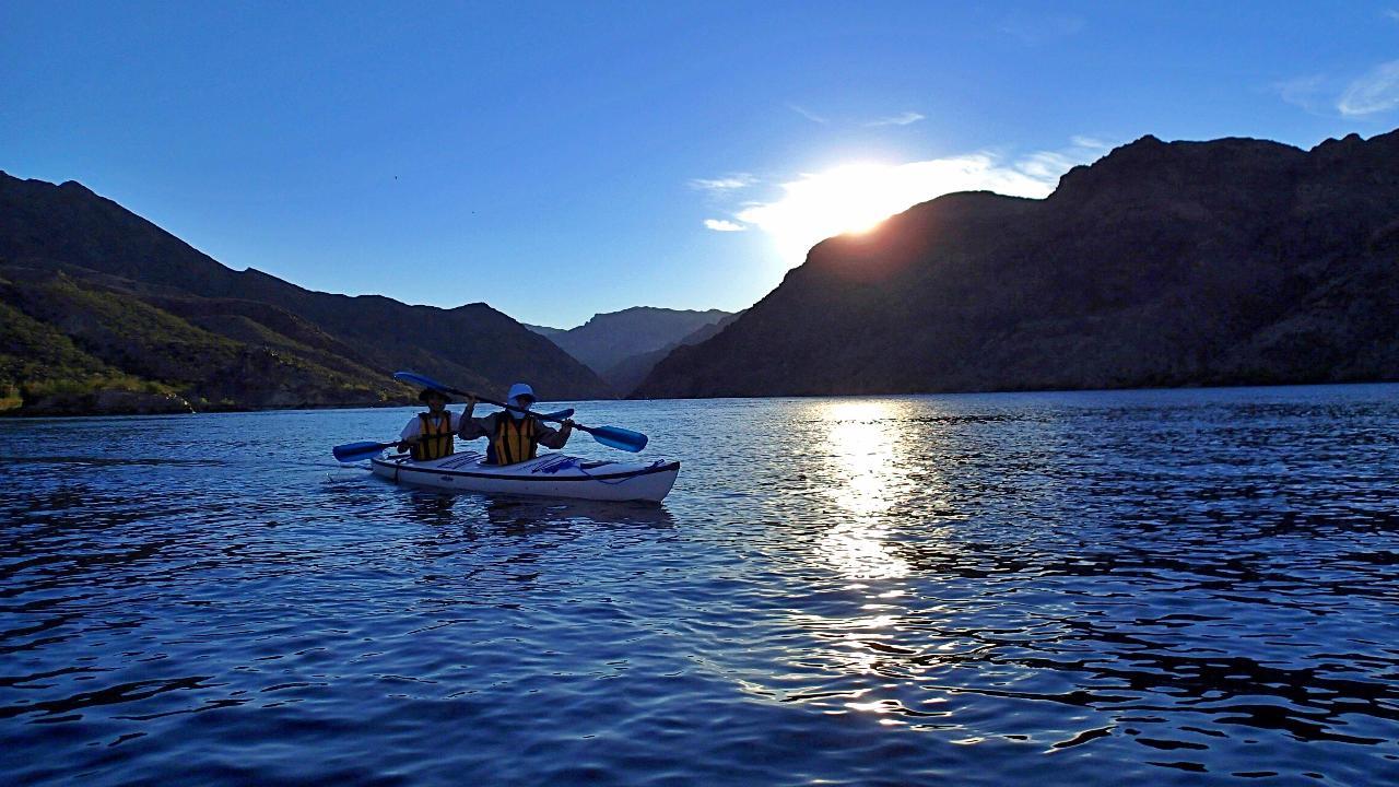 Las Vegas: Twilight and Moonlight Emerald Cave Kayak Tour