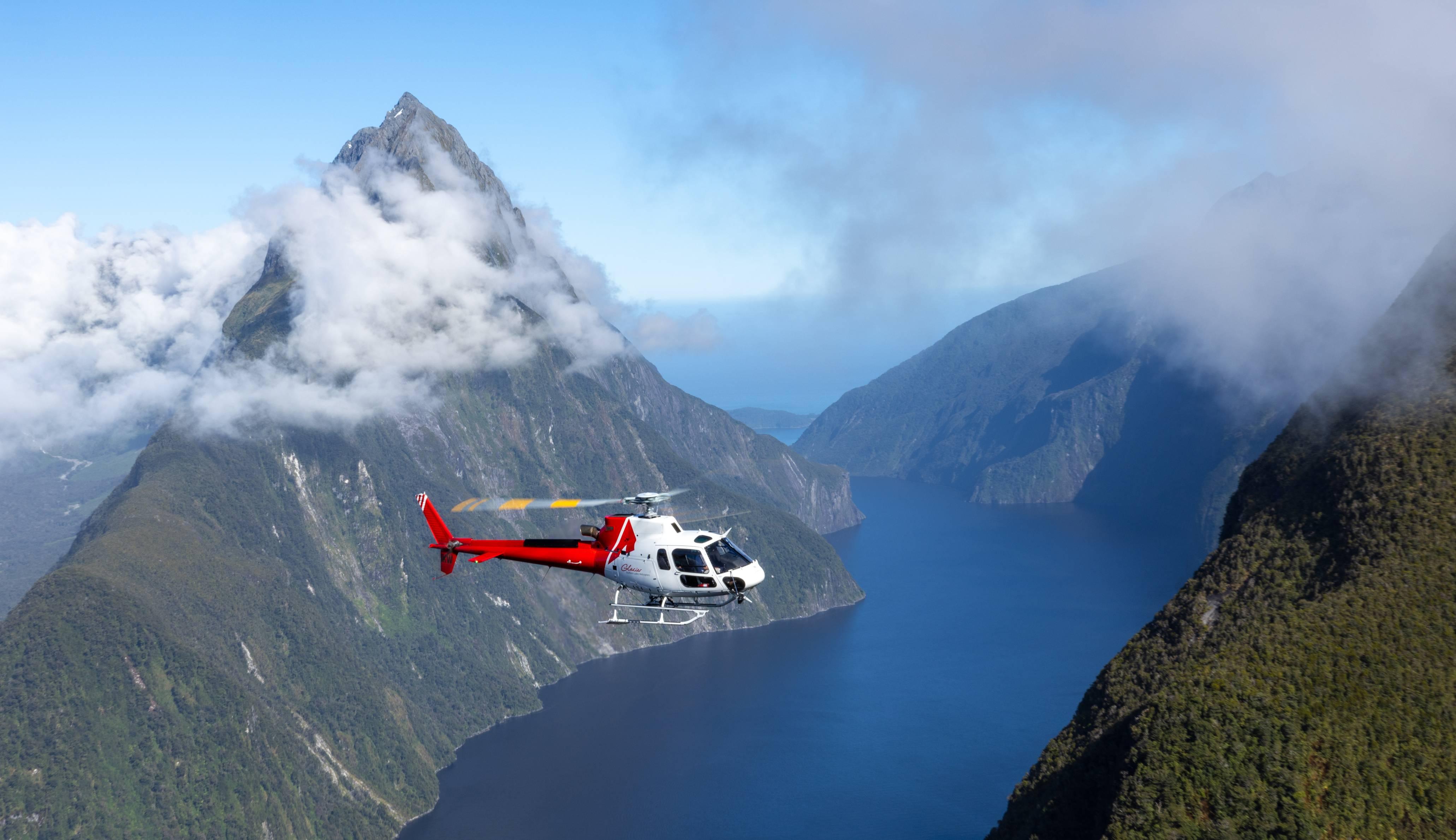 Milford Sound Helicopter & Fjord Cruise from Queenstown