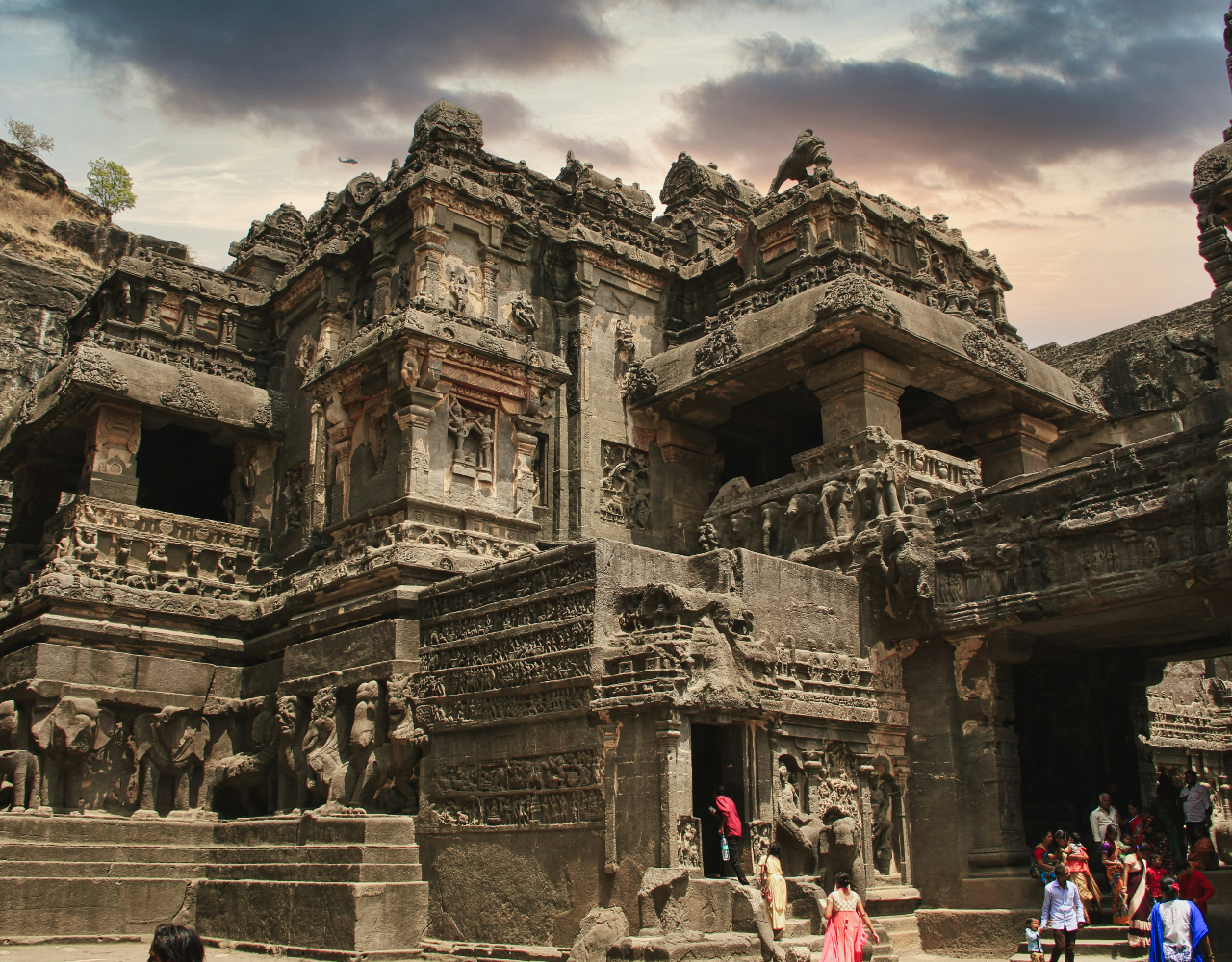 Aurangabad: Ajanta or Ellora Caves & Bibi Ka Maqbara Private Tour