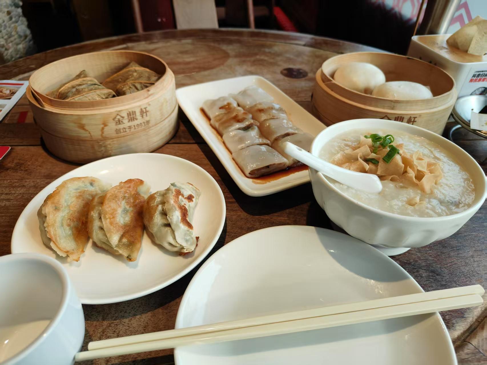 Dim Sum & Hutong Walking Tour with Temple Extensions