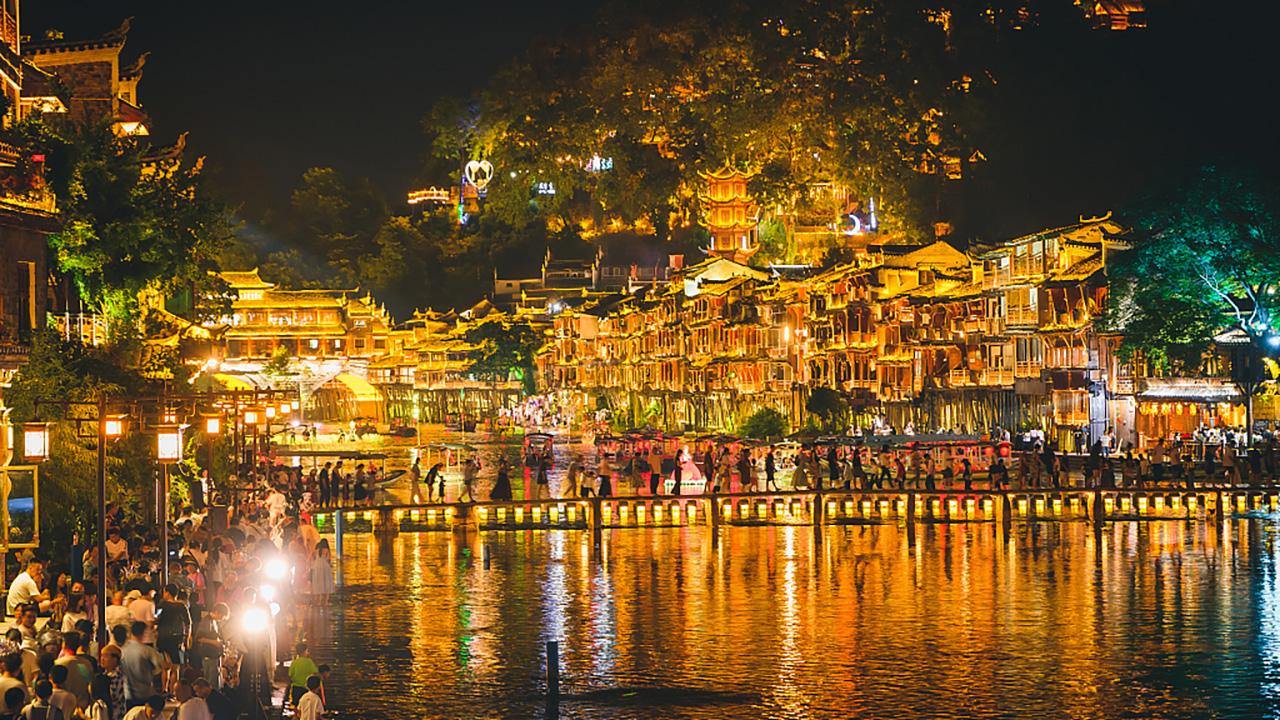 Zhangjiajie to Fenghuang & Furong Waterfall Town: Private Day Tour