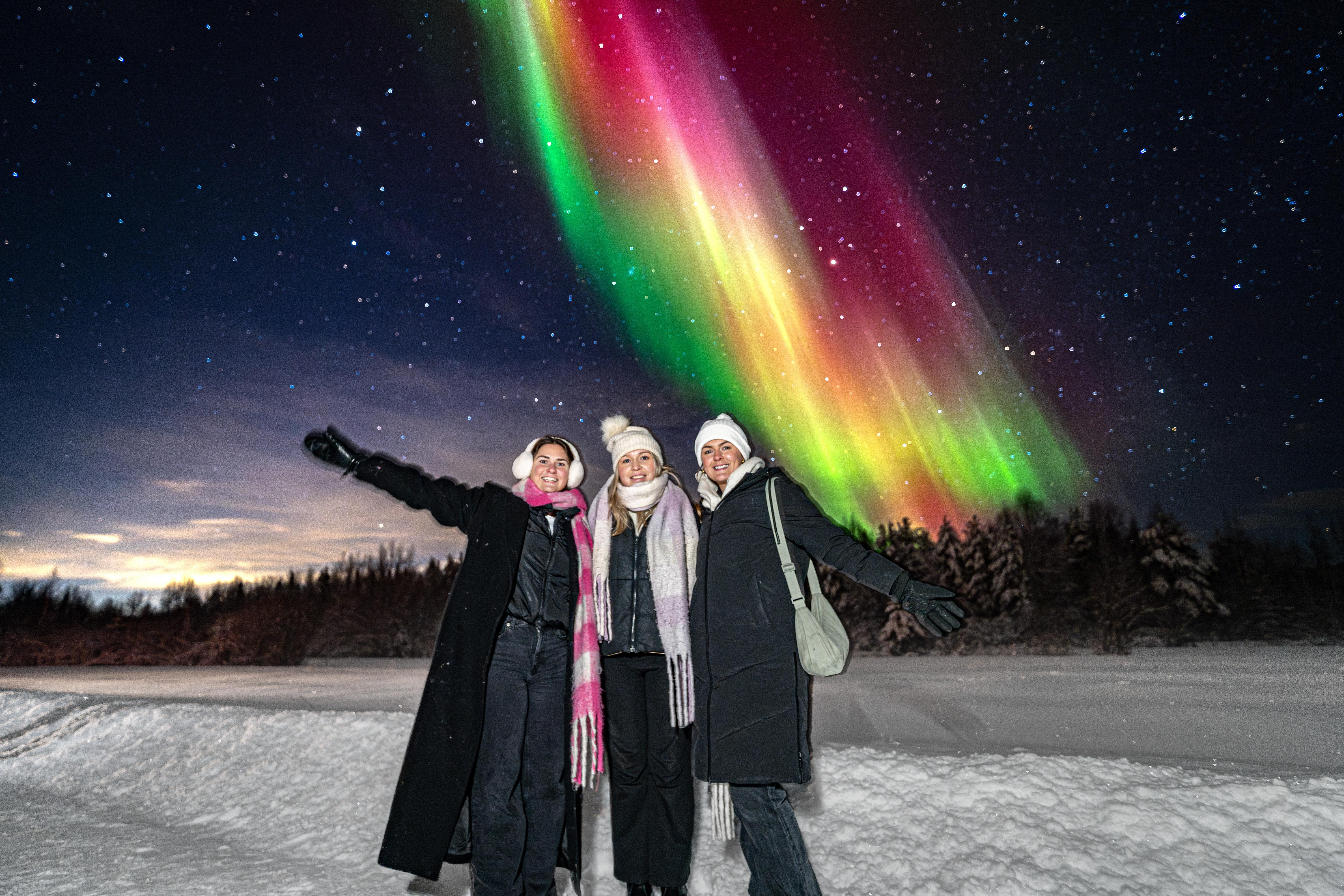 Rovaniemi Aurora Hunt – Expert-Led Northern Lights Chase with Free Photos