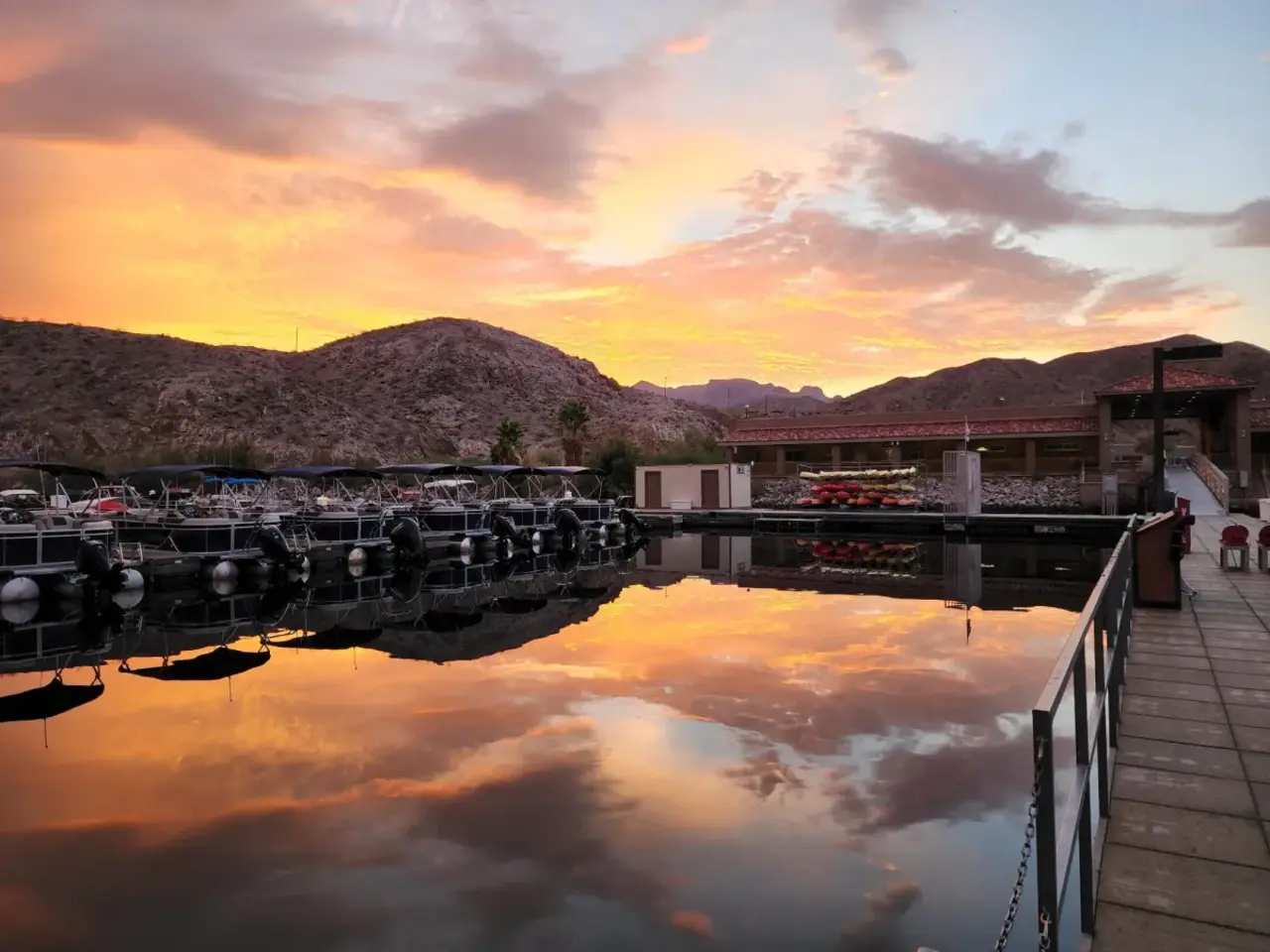 Las Vegas: Twilight and Moonlight Emerald Cave Kayak Tour