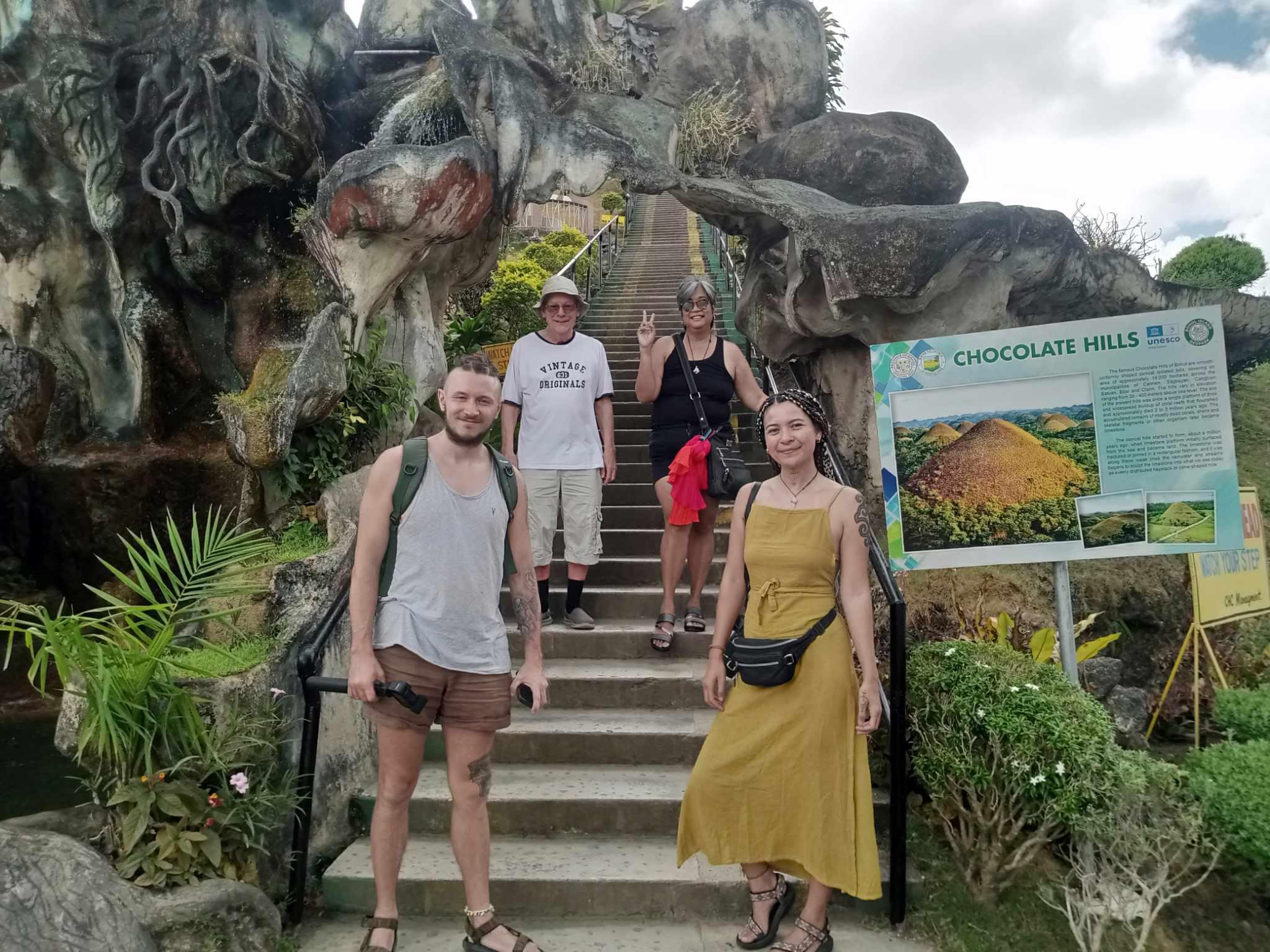 Bohol Day Trip from Cebu: Chocolate Hills, Tarsiers & Loboc River Cruise