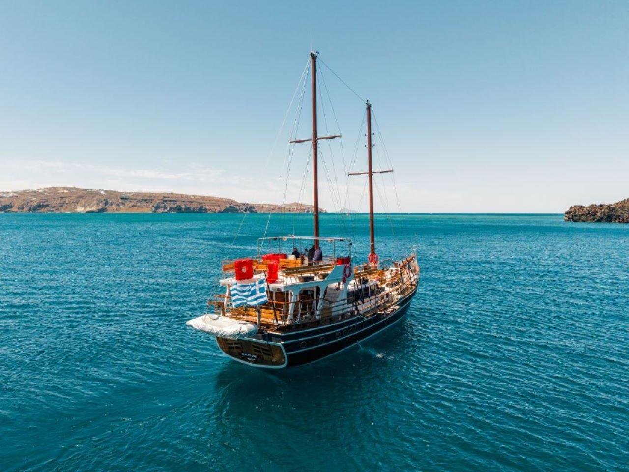 Santorini Volcanic Islands & Thirassia Cruise