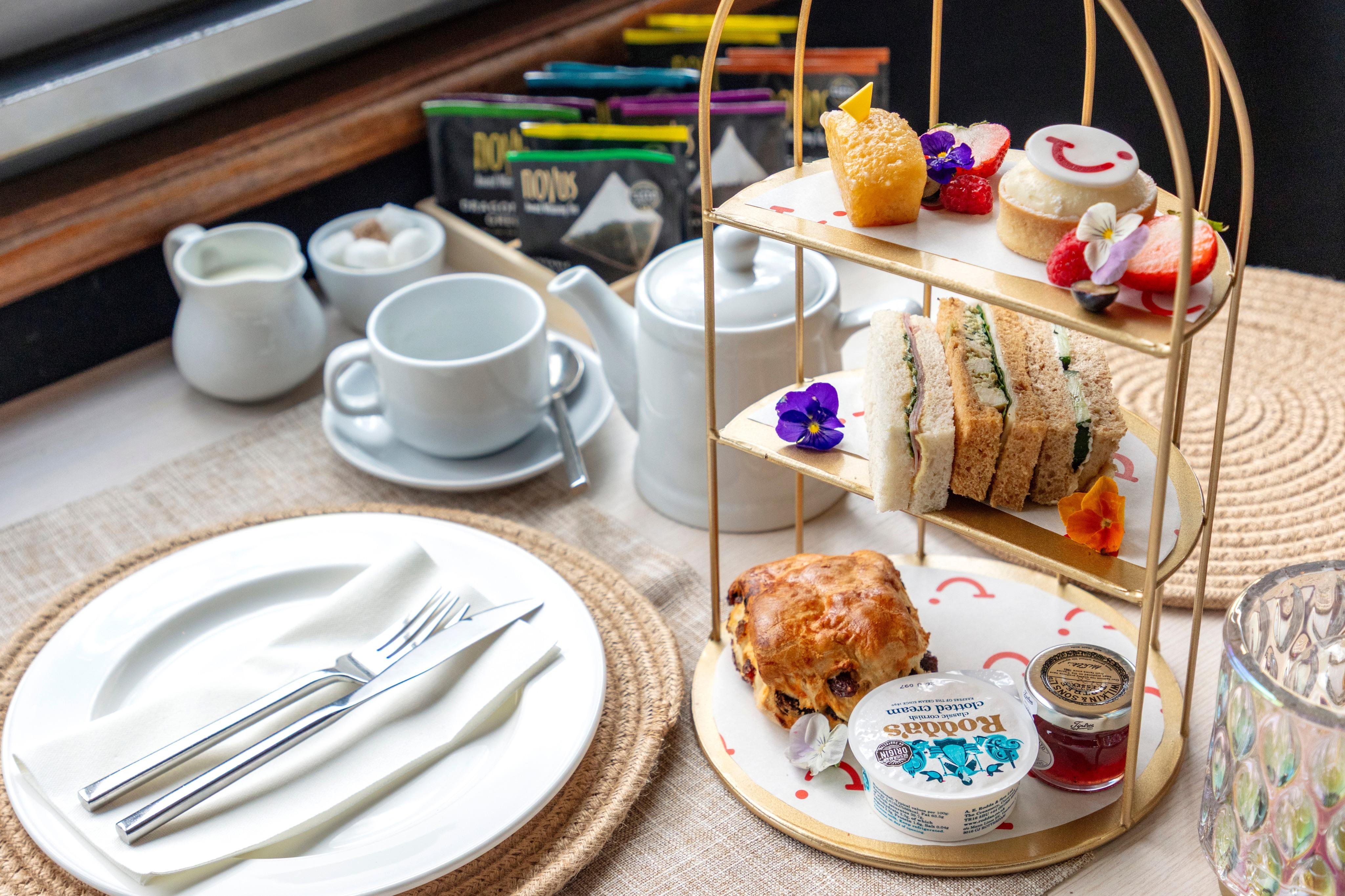 Thames River Cruise with Tea, Coffee or Dinner