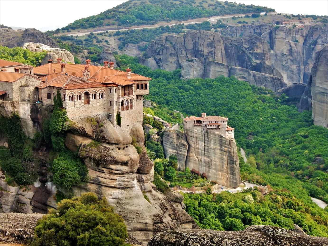 Athens to Meteora: Full-Day Monastery & Caves Tour with Lunch