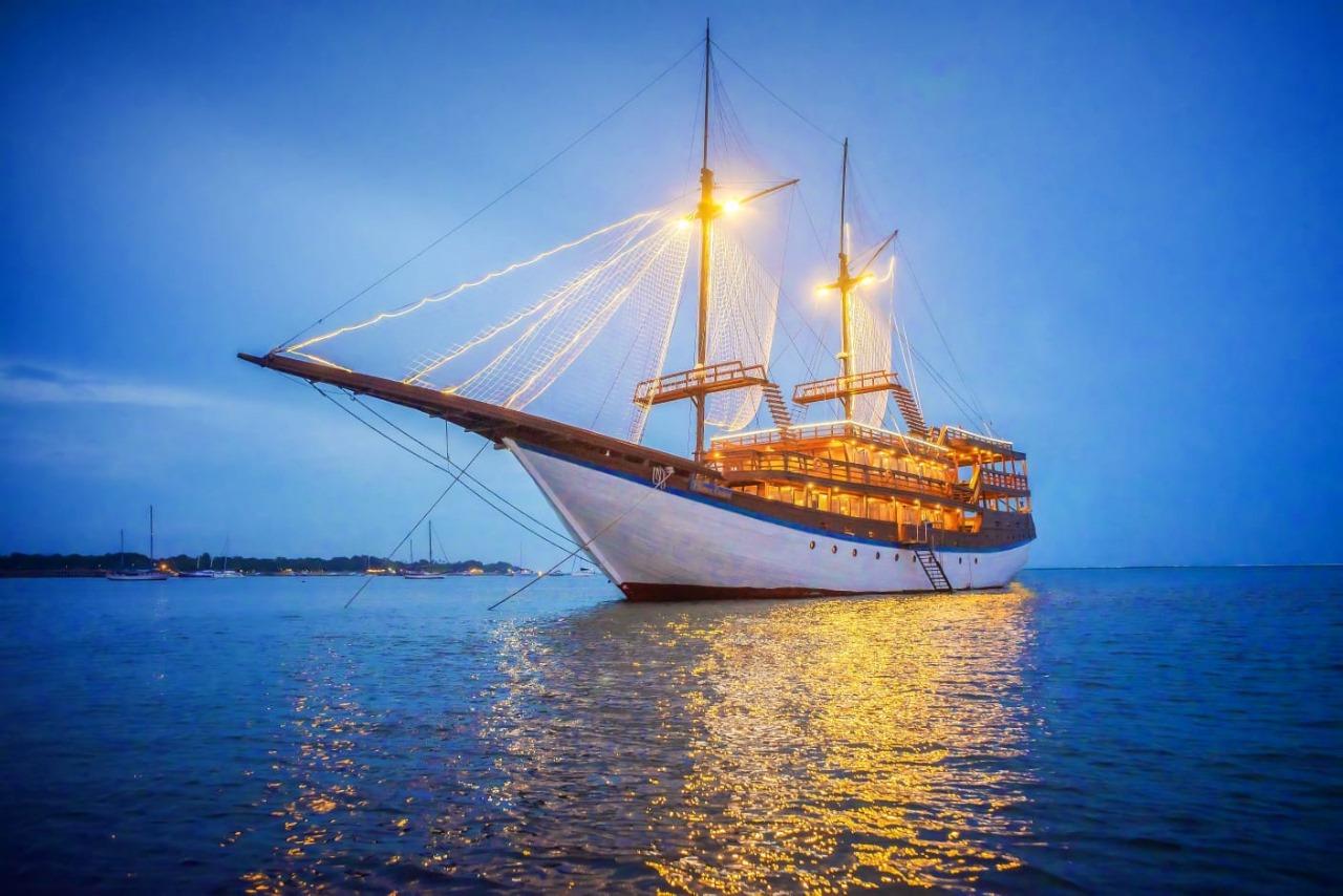 Phinisi Sunset Dinner Cruise with Live Entertainment