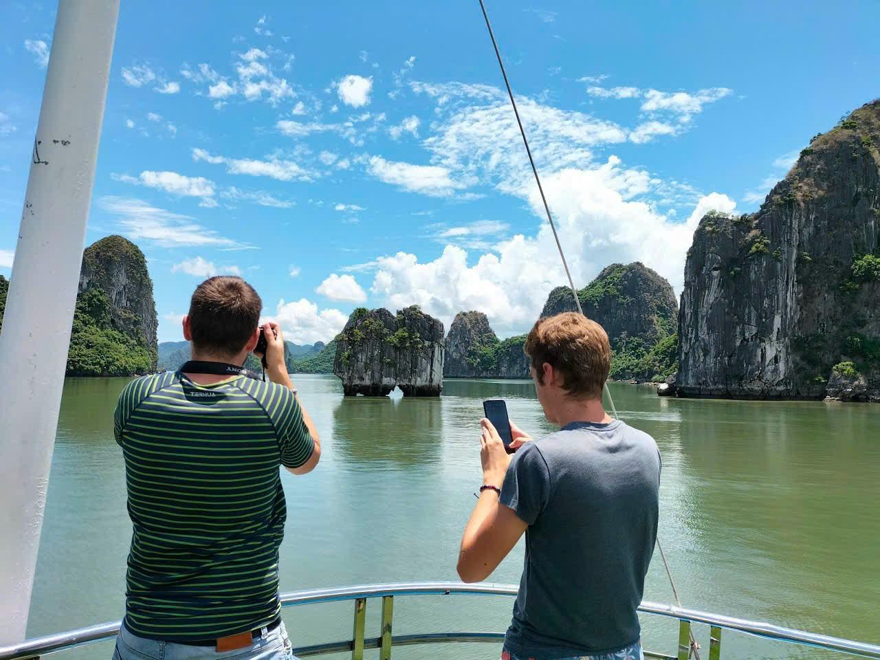 Ha Long Bay Full-Day Cruise: Caves, Kayaking & Scenic Views