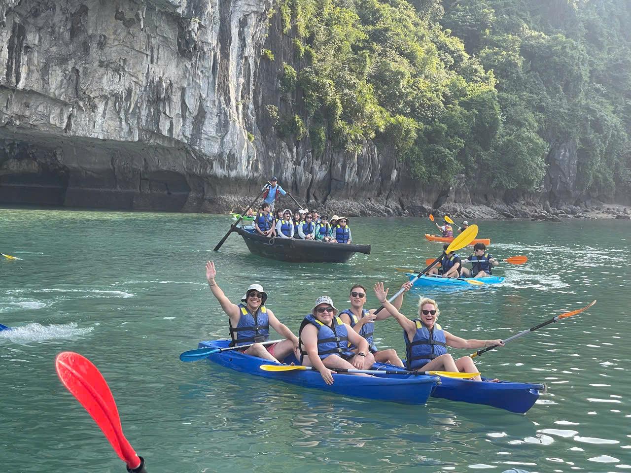 Ha Long Bay Day Trip from Hanoi: Luxury or Standard Cruise with Lunch